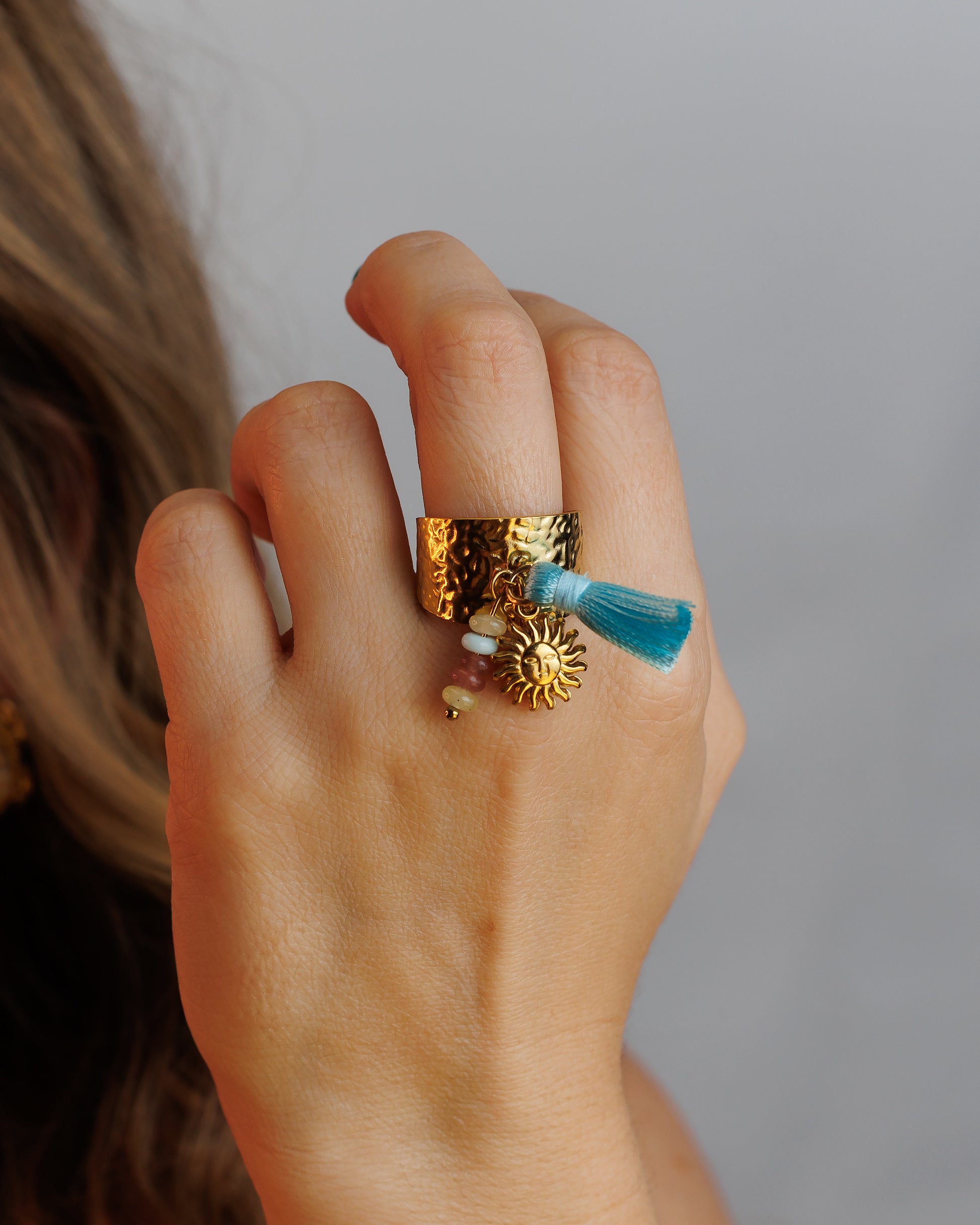 Anillo ancho de sol con piedras