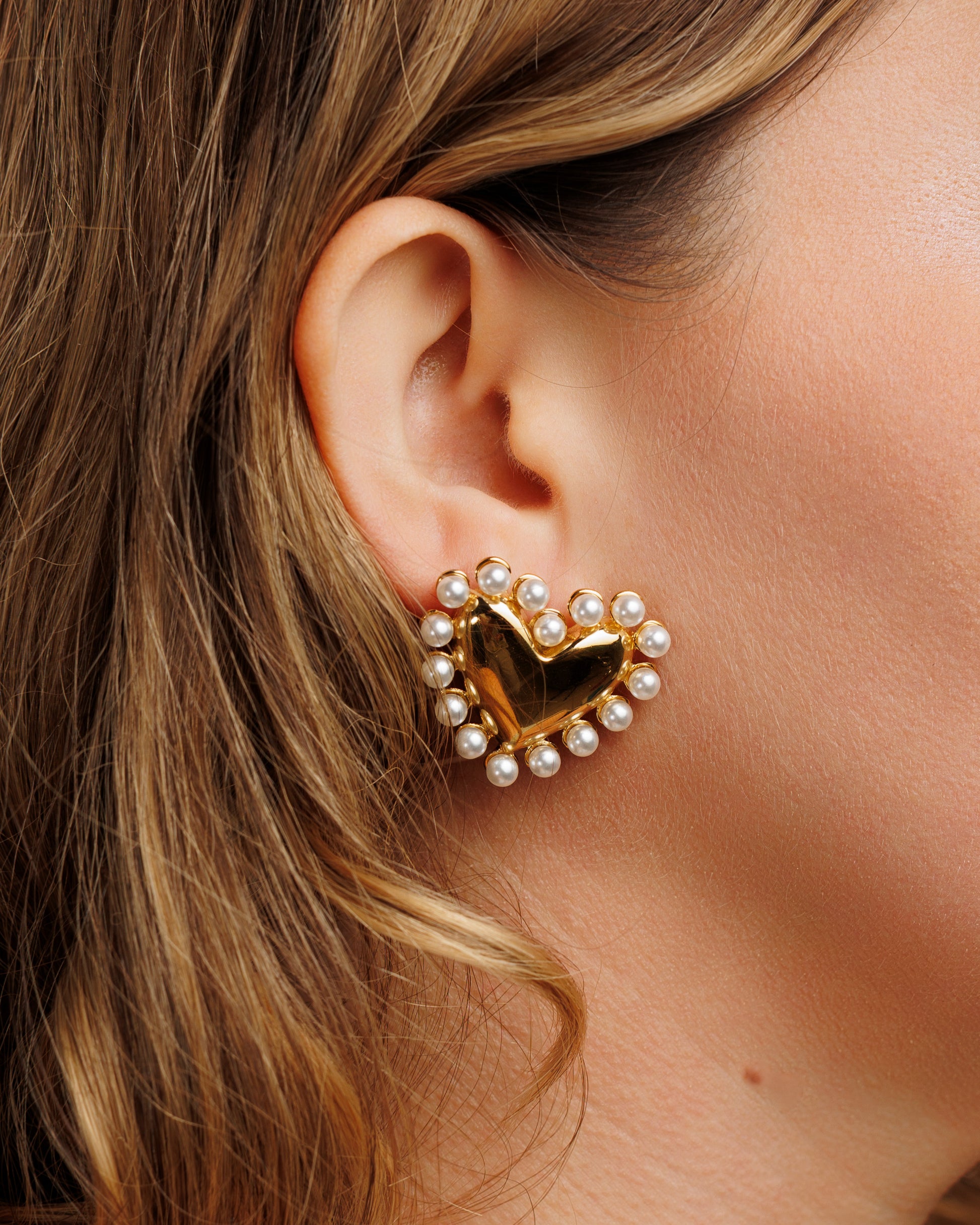 Aretes grandes chunky de corazón con perlas