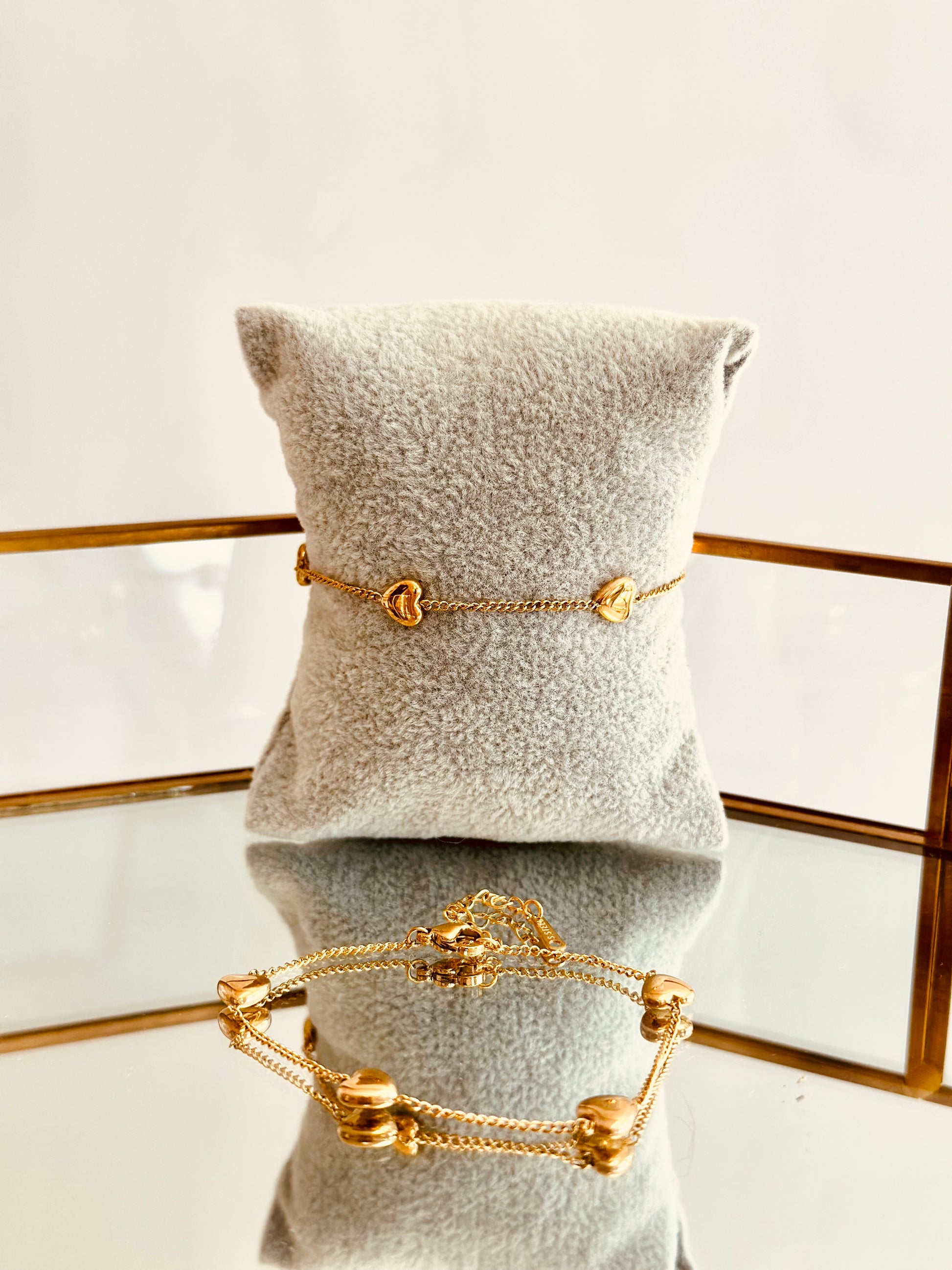 Pulsera delicada con corazones