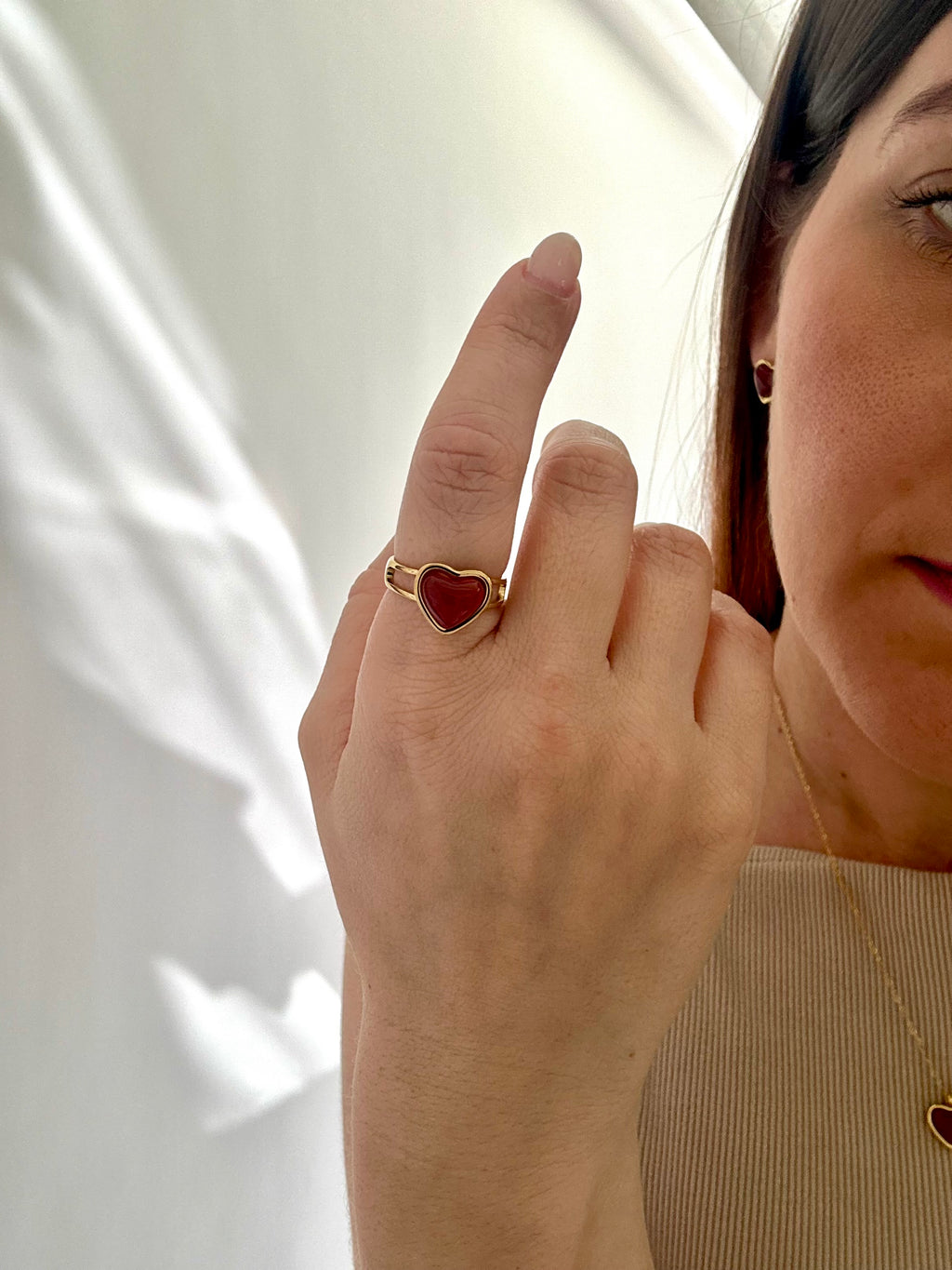 Anillo de corazón rojo de cristal