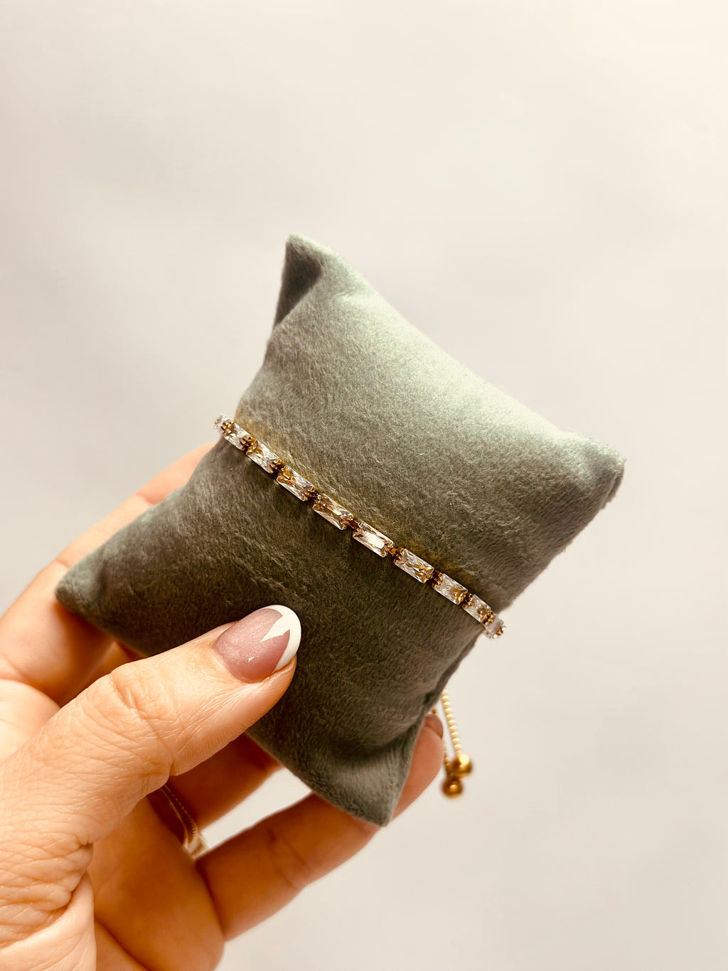Pulsera elegante con piedras zirconias