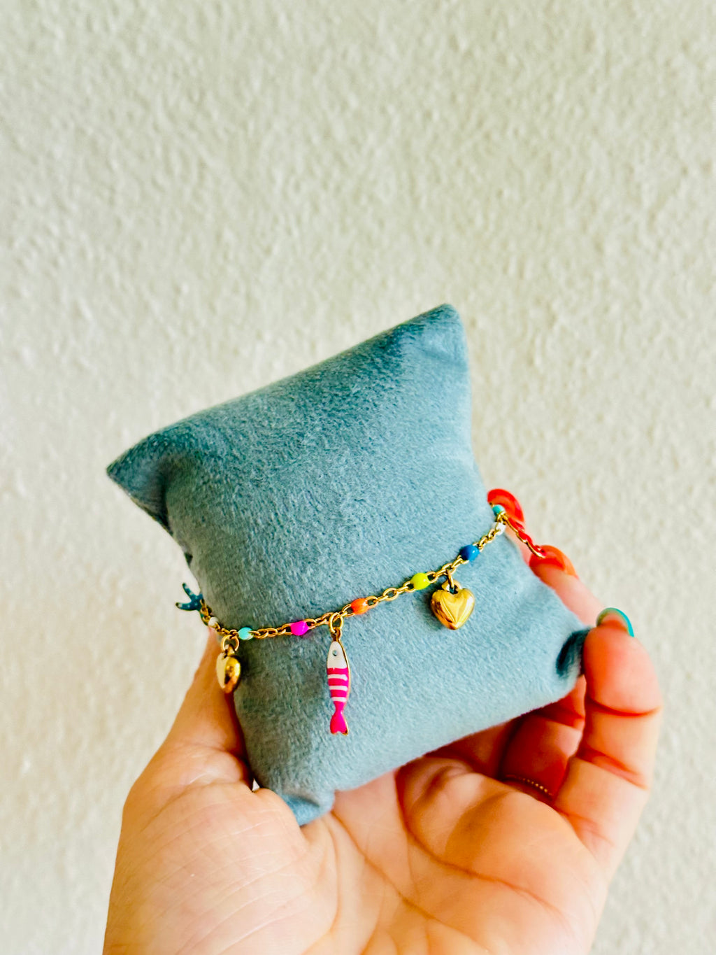 Pulsera de colores con charms de caballito de mar, pez, estrella de mar y más