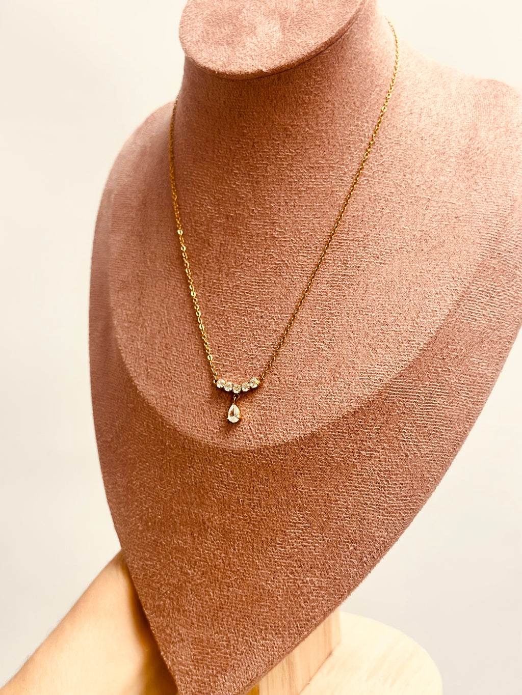 Collar delicado curvo con gota y piedras zirconias