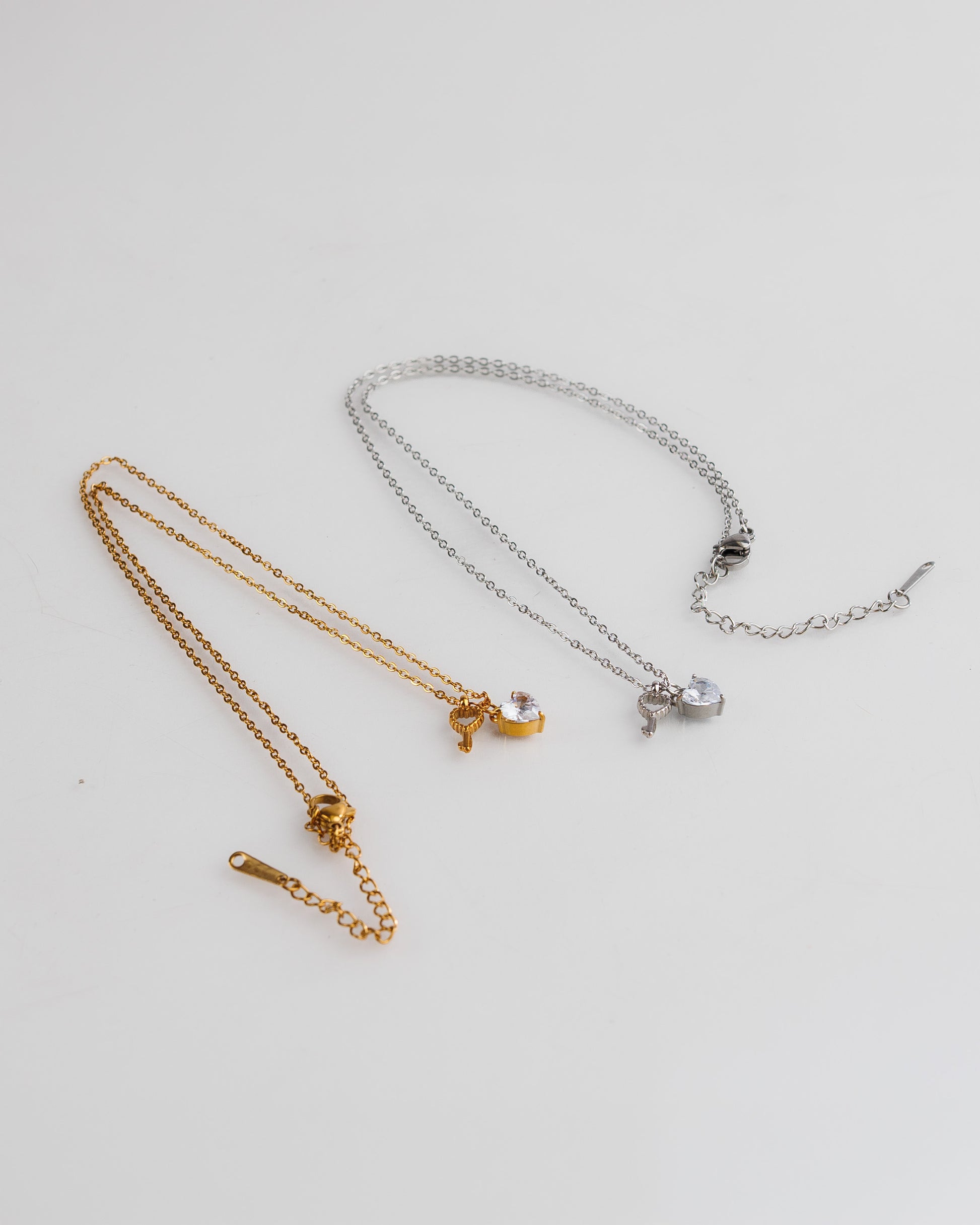Collar llave y corazón dorado