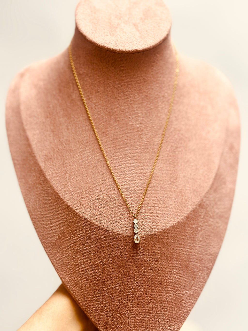 Collar delicado de gota con piedras zirconias