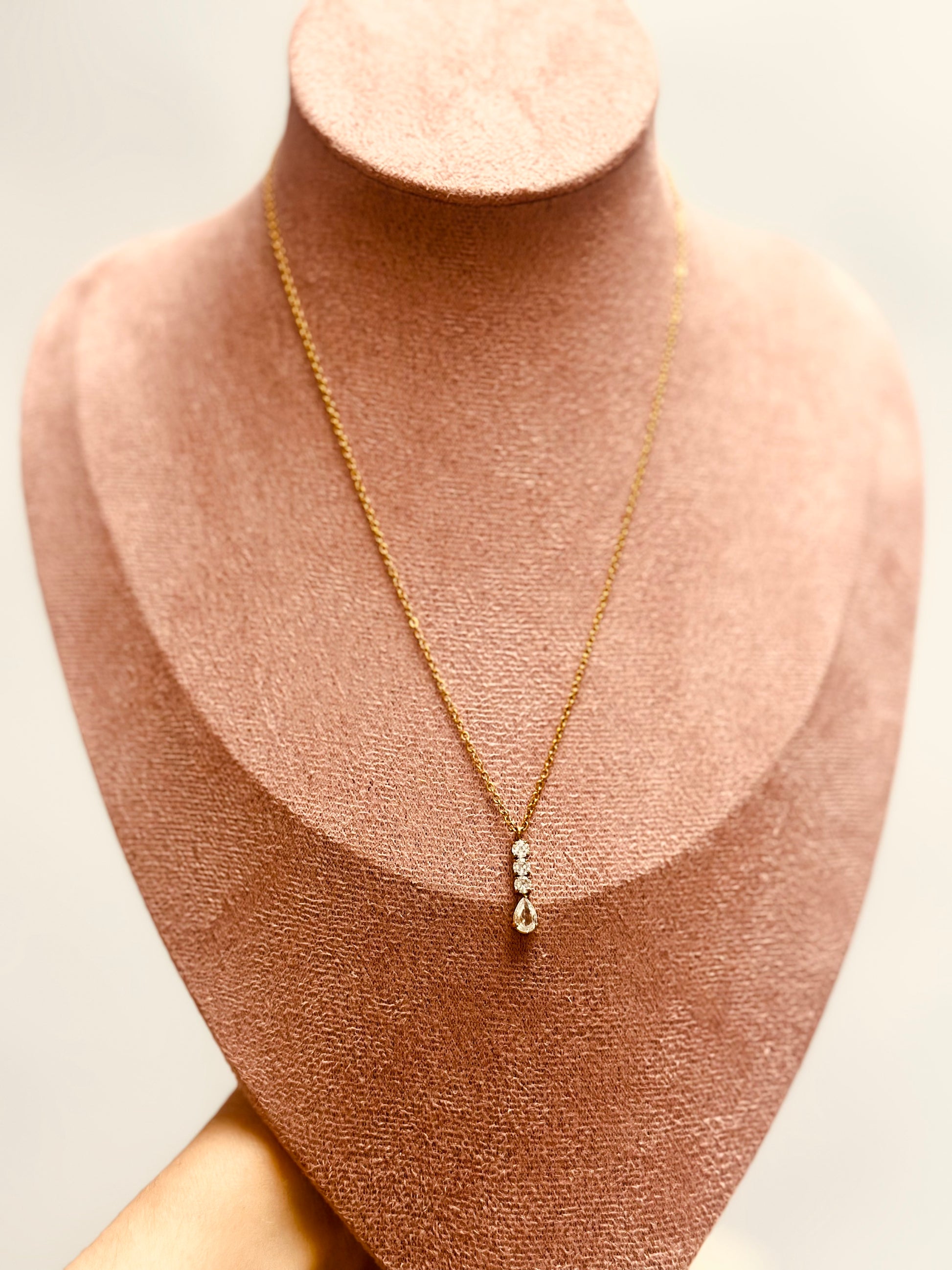 Collar delicado de gota con piedras zirconias