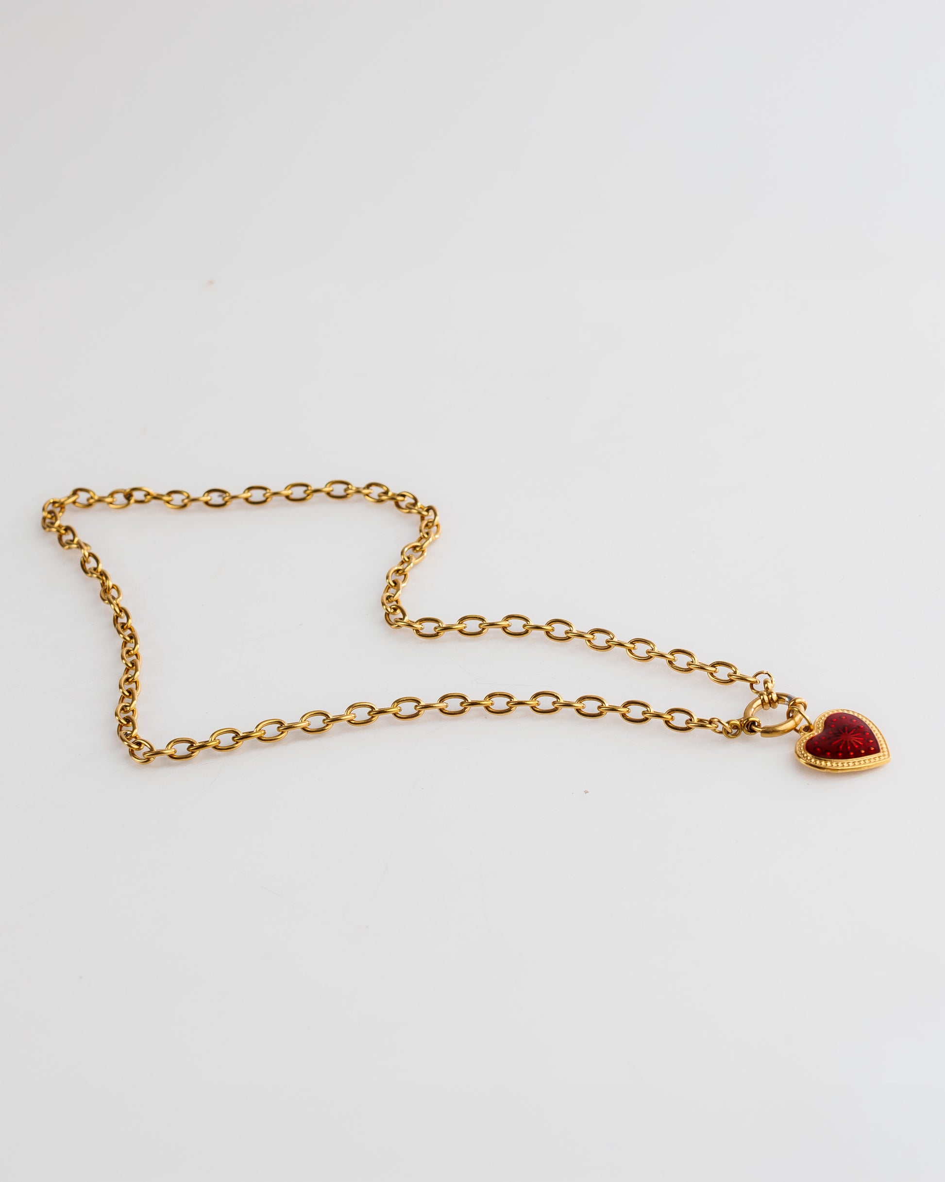 Collar de corazón rojo