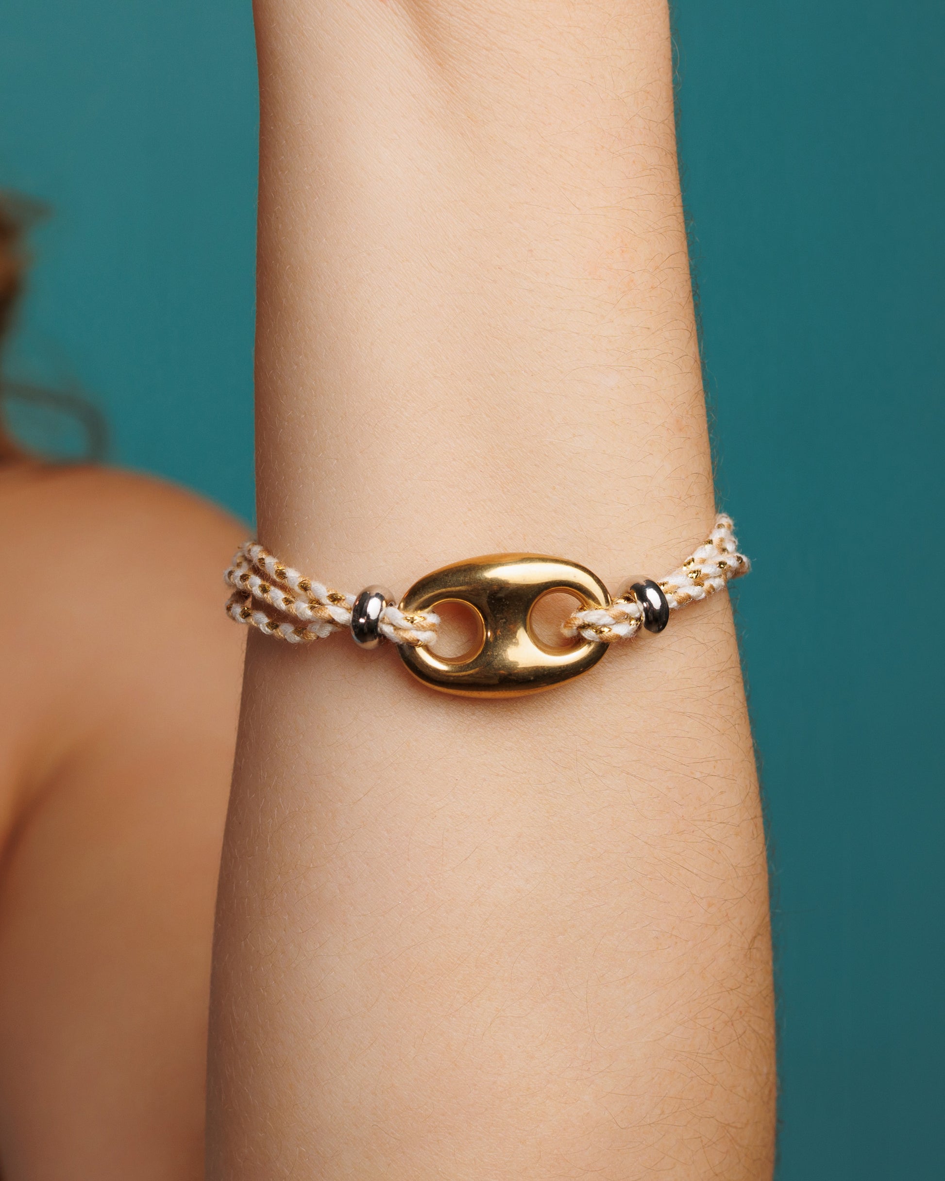 Pulsera de hilo dorado y plata