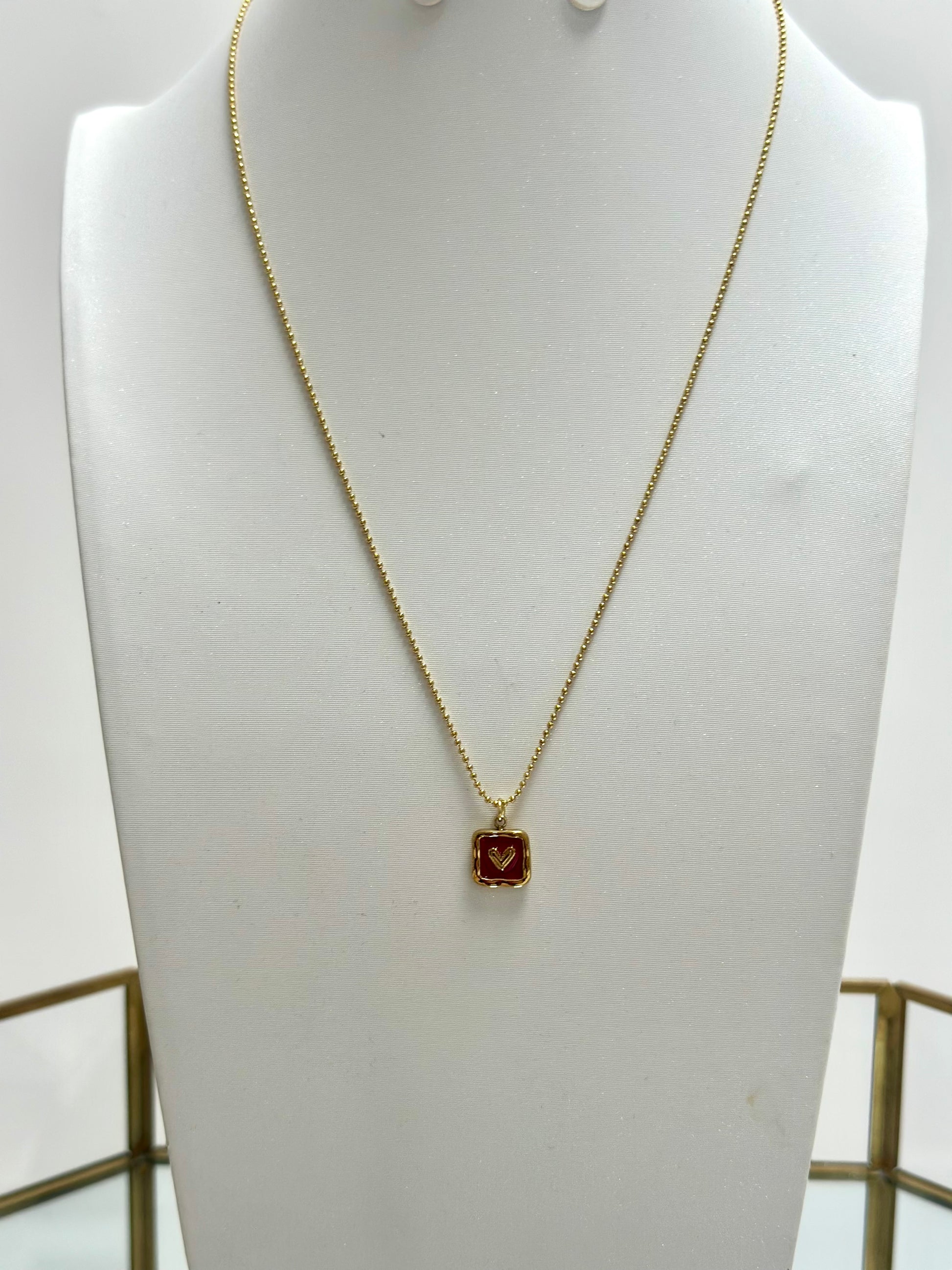 Collar de corazón rojo