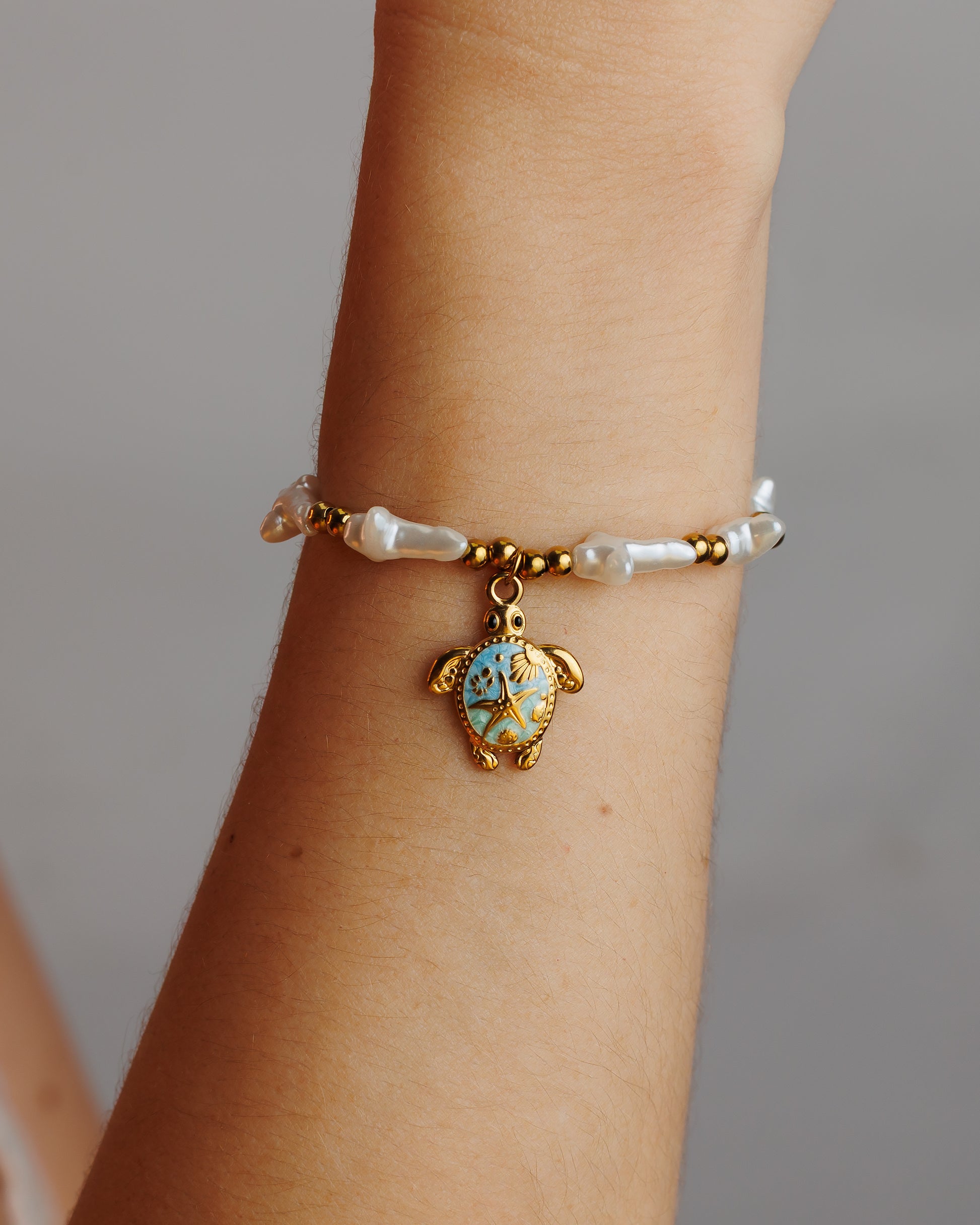Pulsera blanca con tortuga