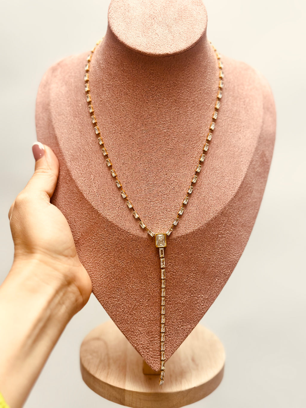 Collar en forma de Y con piedras zirconias elegante