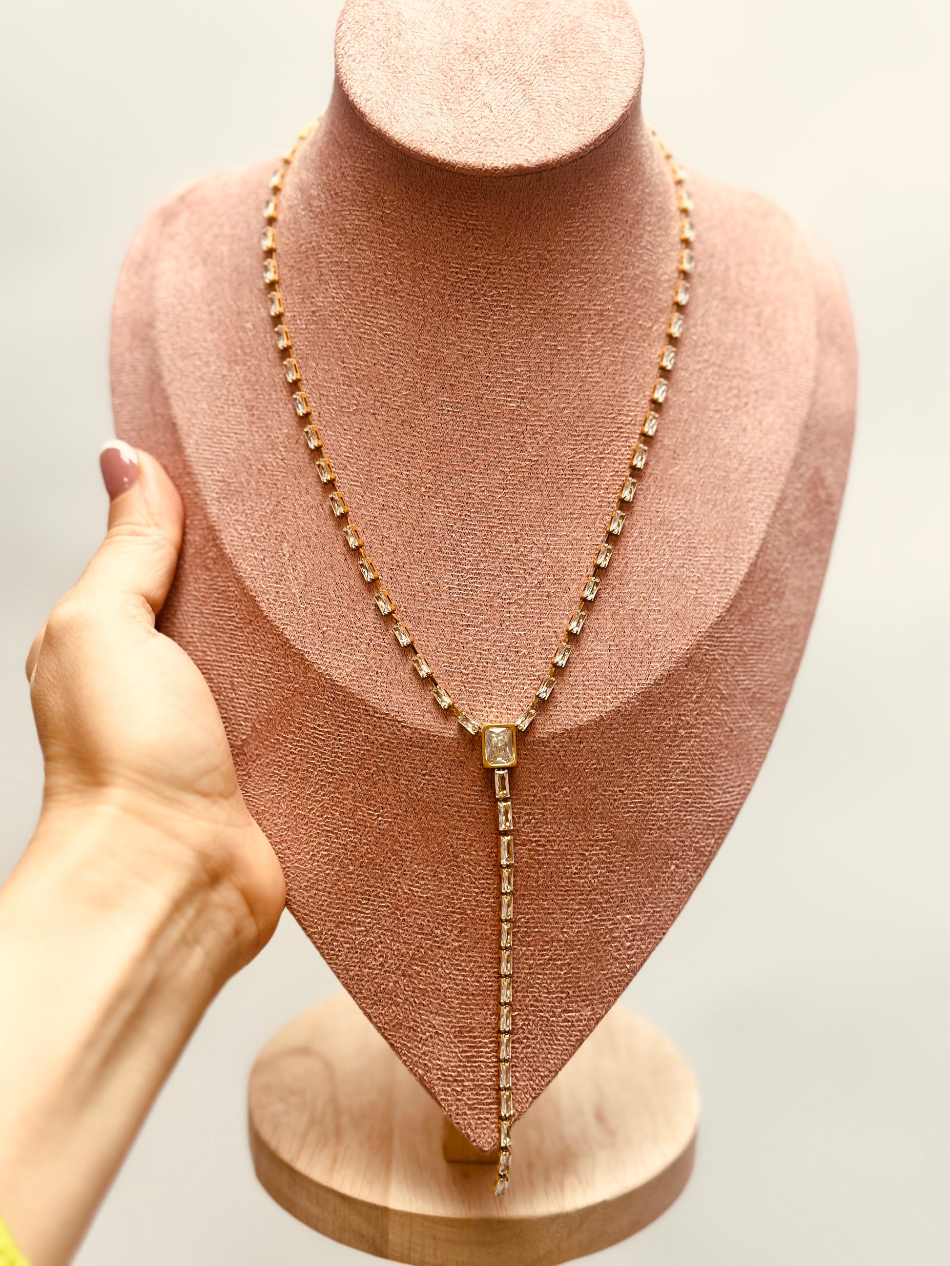 Collar en forma de Y con piedras zirconias elegante
