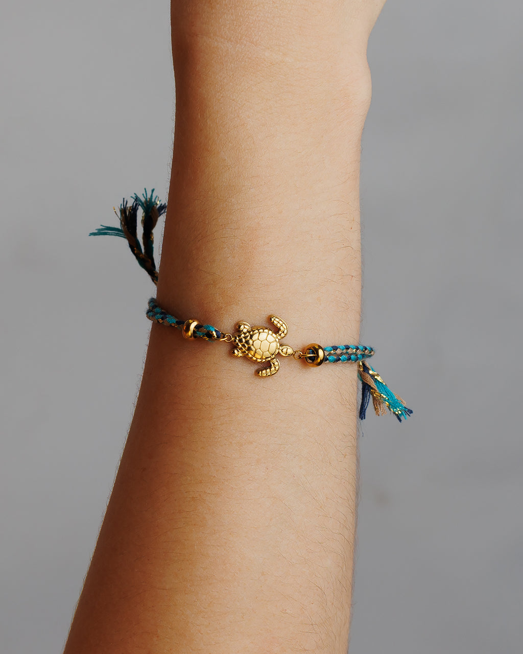Pulsera de hilo con tortuga
