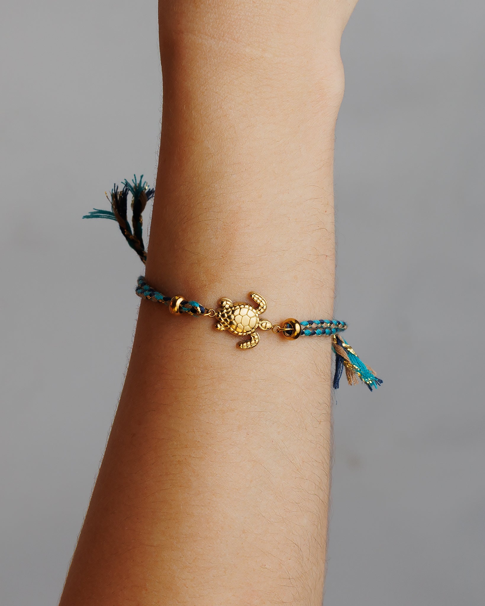 Pulsera de hilo con tortuga