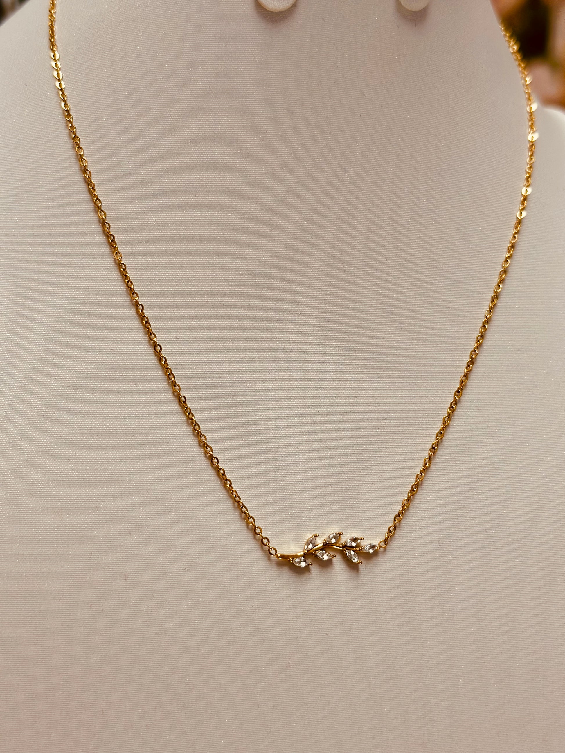 Collar de hojas