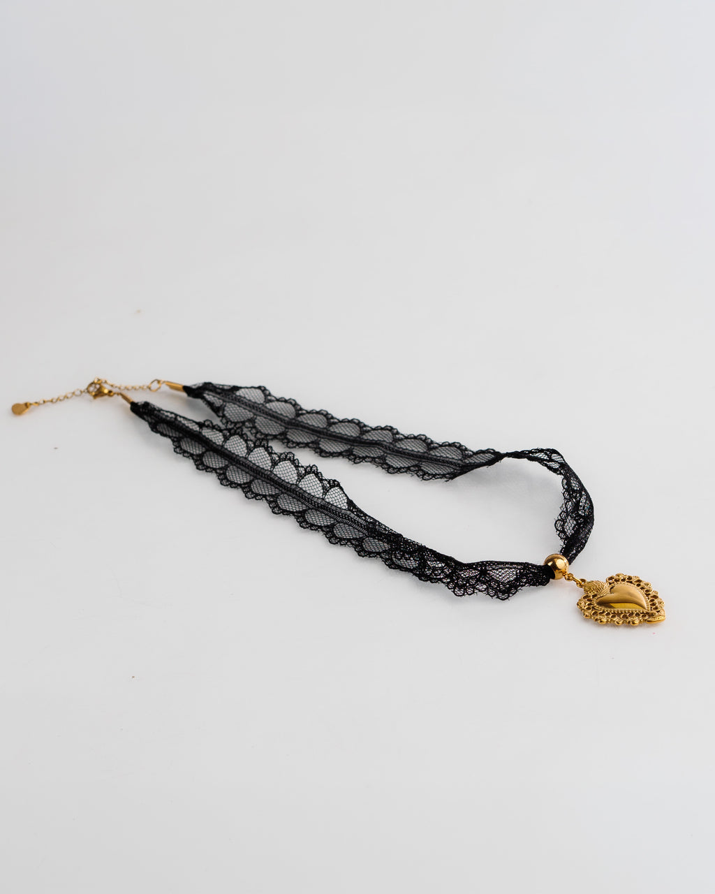 Collar de encaje con corazón