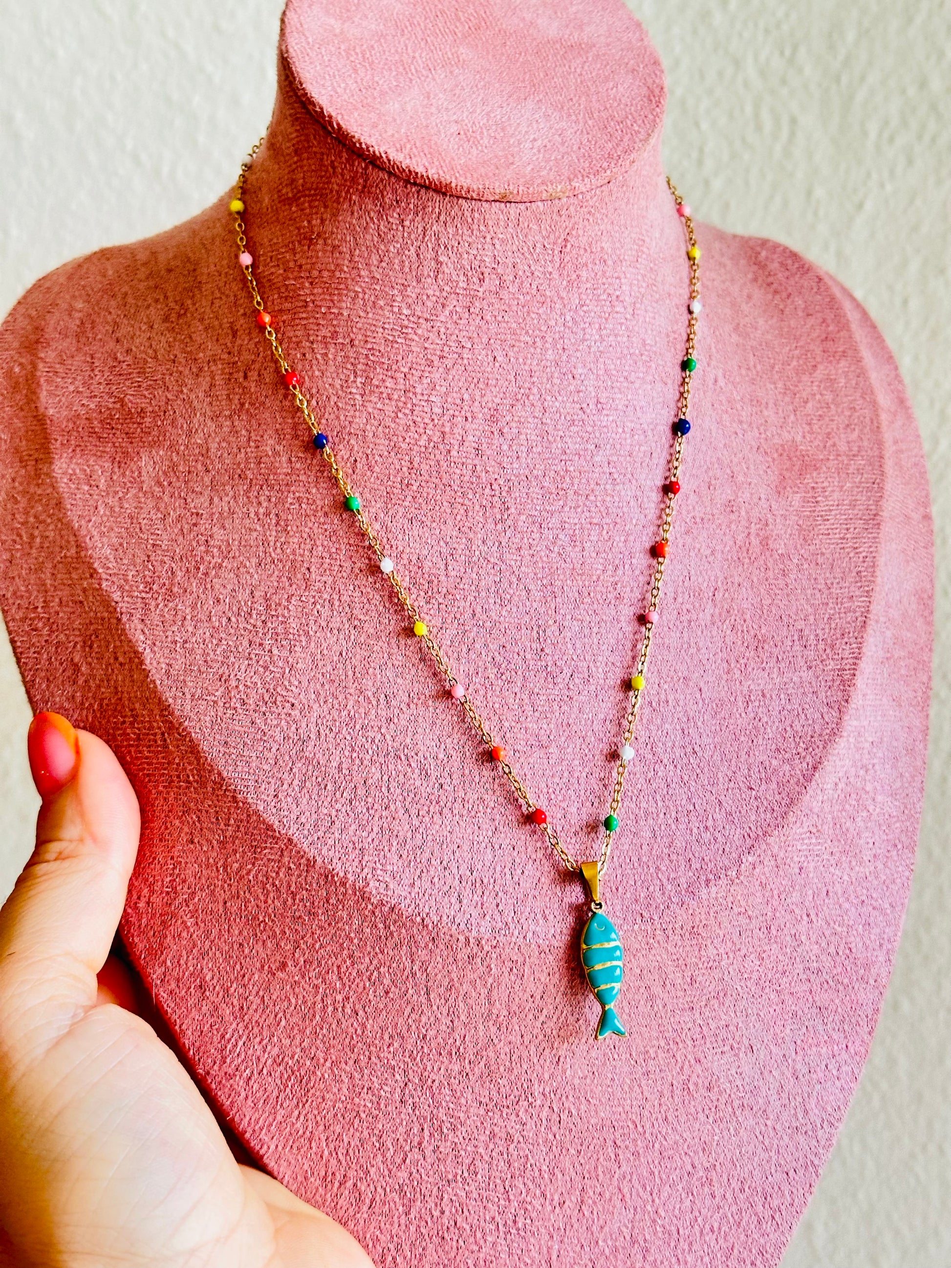 Collar de cadenas de colores con pez turquesa