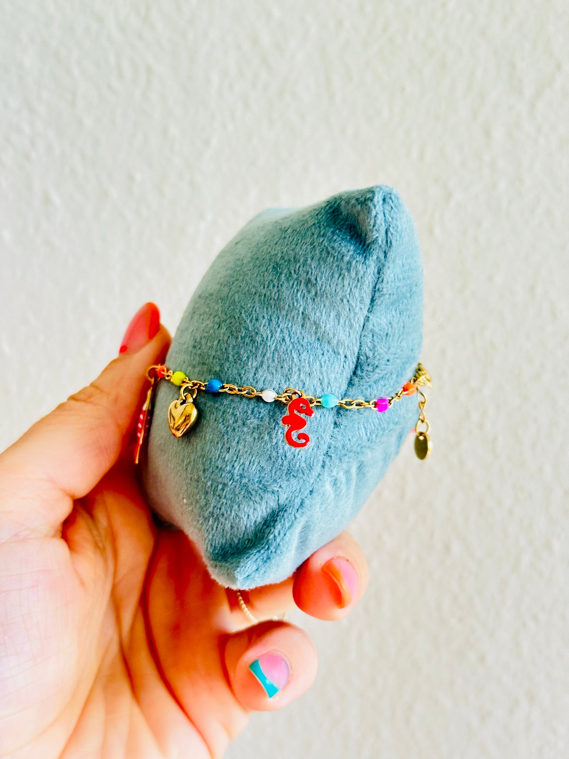 Pulsera de colores con charms de caballito de mar, pez, estrella de mar y más