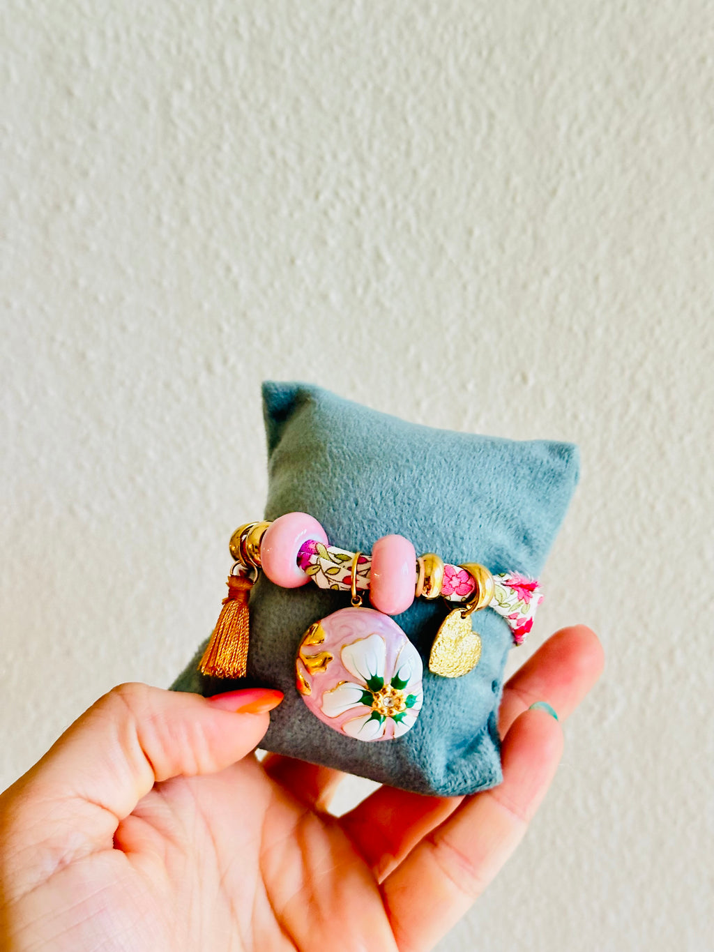 Pulsera rosa de tela con charms