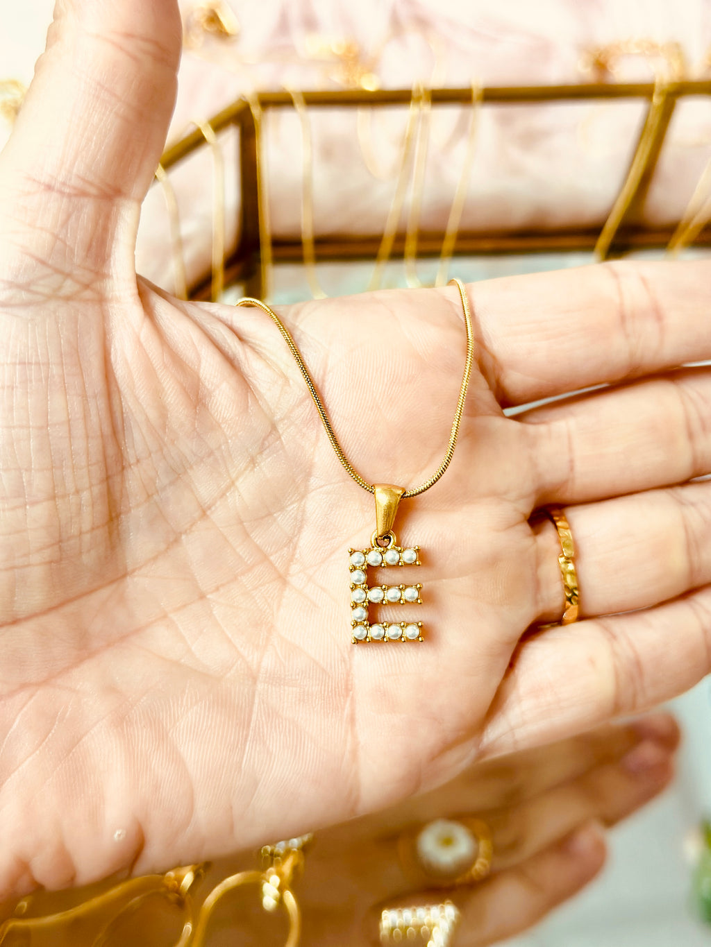 Collar de letra con perlas