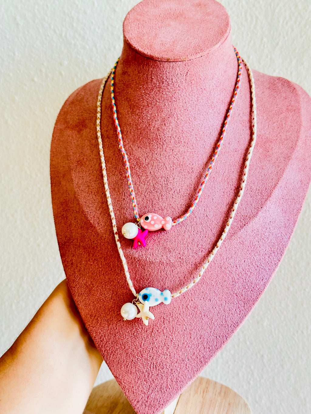 Collar y choker en hilo pez en cerámica, estrella de mar y perla