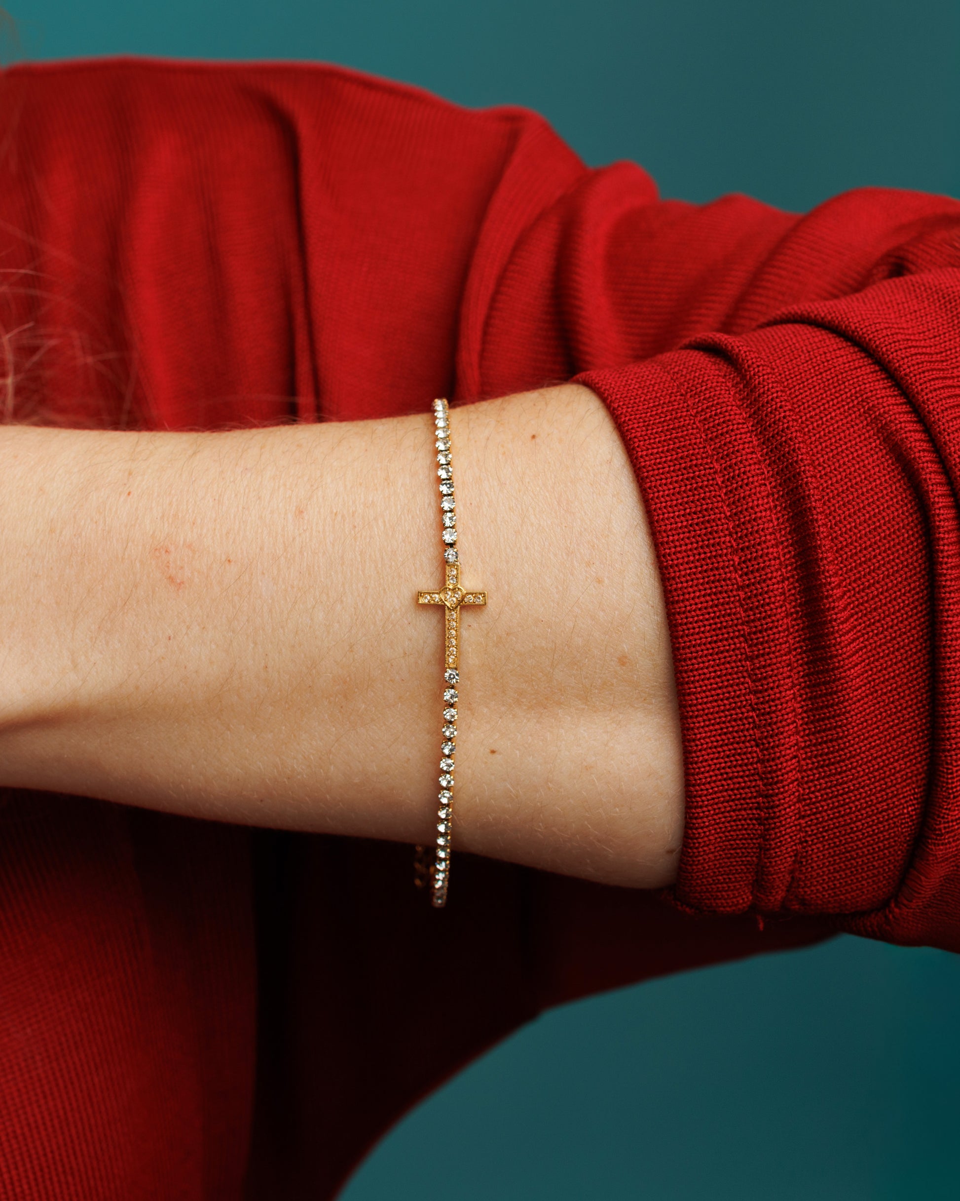 Pulsera de cruz y corazón con piedras zirconias