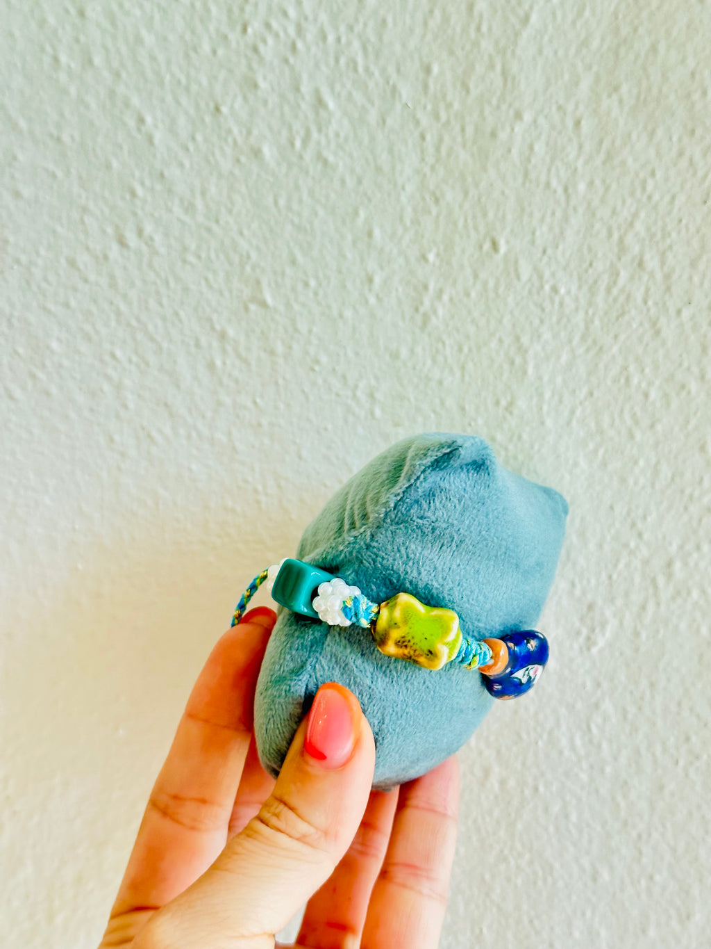 Pulsera de hilo con charms luna y más de cerámica