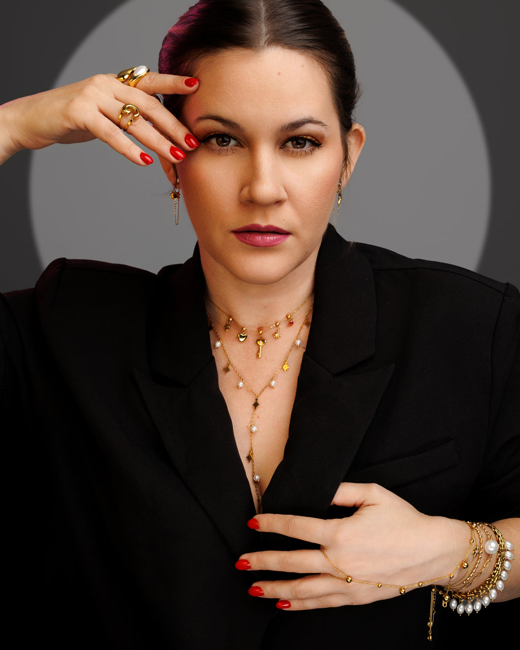 Pulsera ancha elegante con perlas