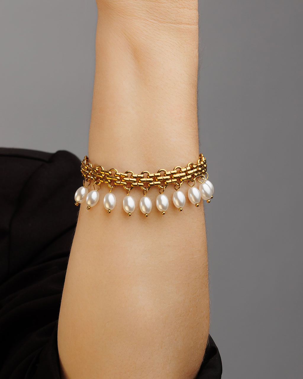 Pulsera ancha elegante con perlas
