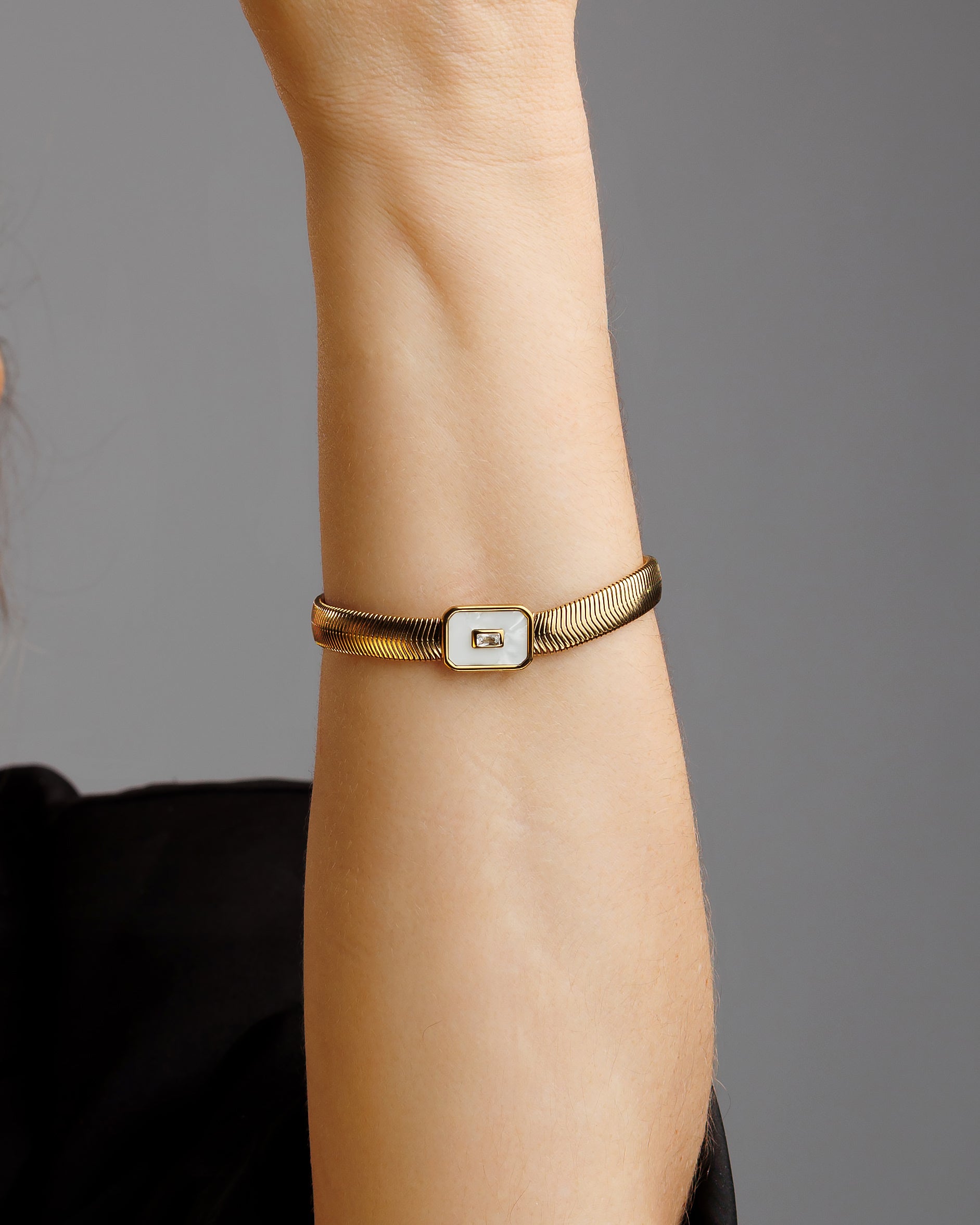 Pulsera ancha snake con perla nácar