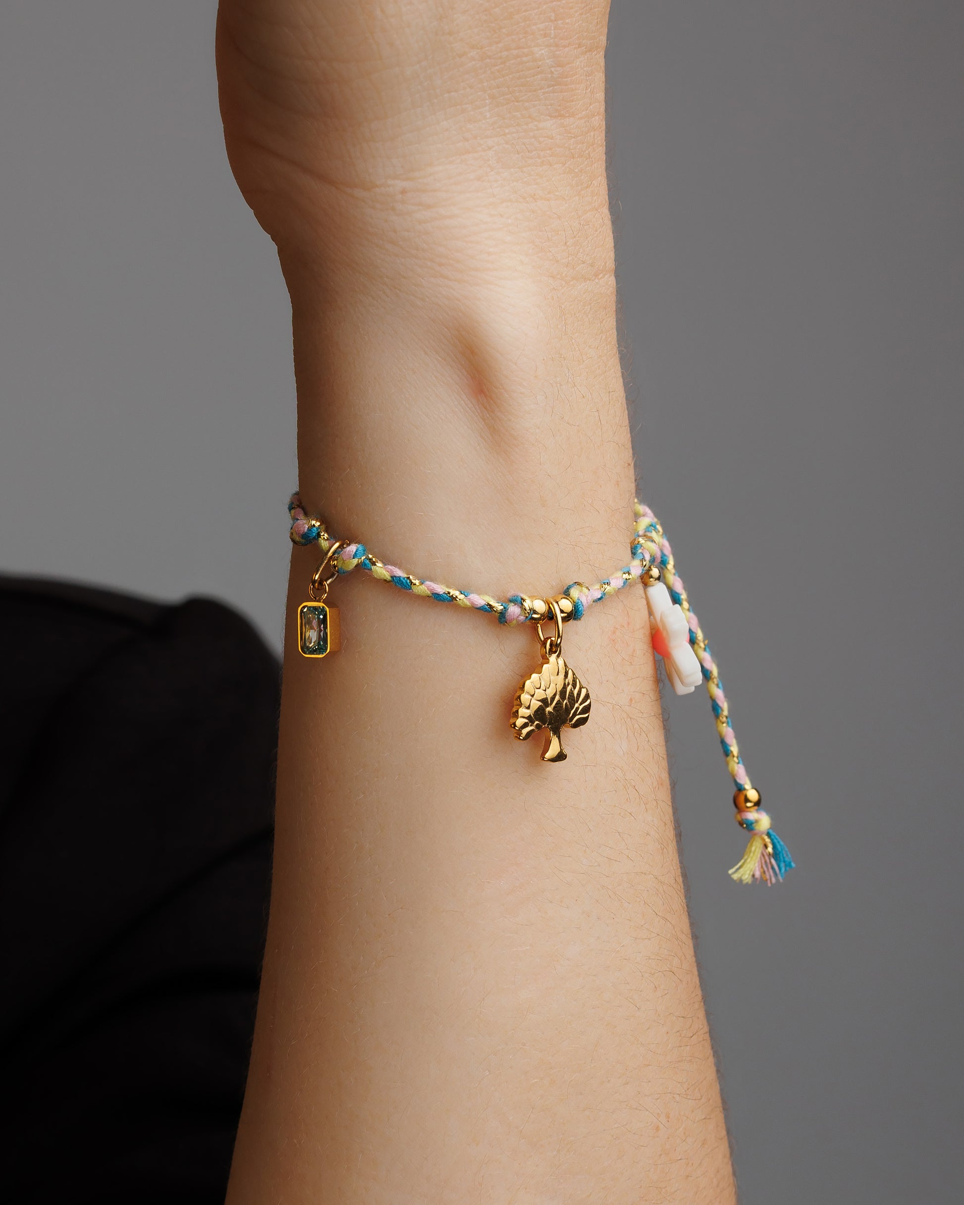 Pulsera de hilo con árbol de vida, flor y zirconia