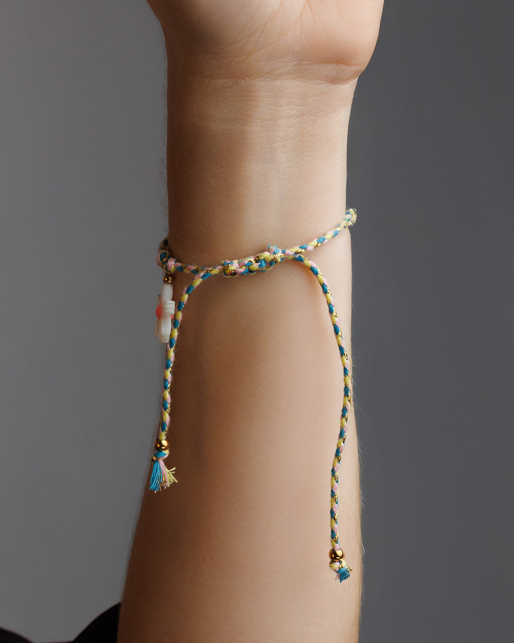 Pulsera de hilo con árbol de vida, flor y zirconia