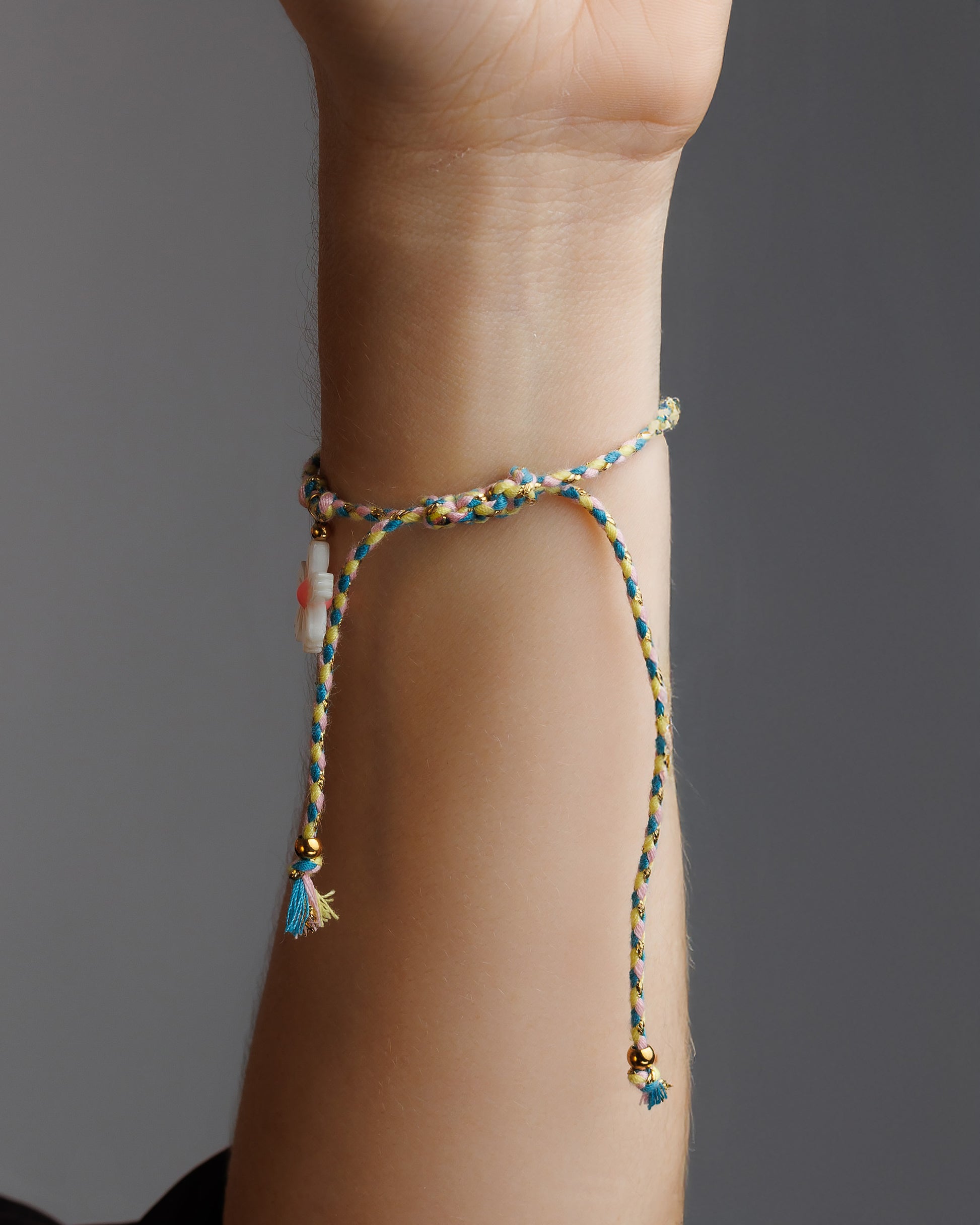 Pulsera de hilo con árbol de vida, flor y zirconia