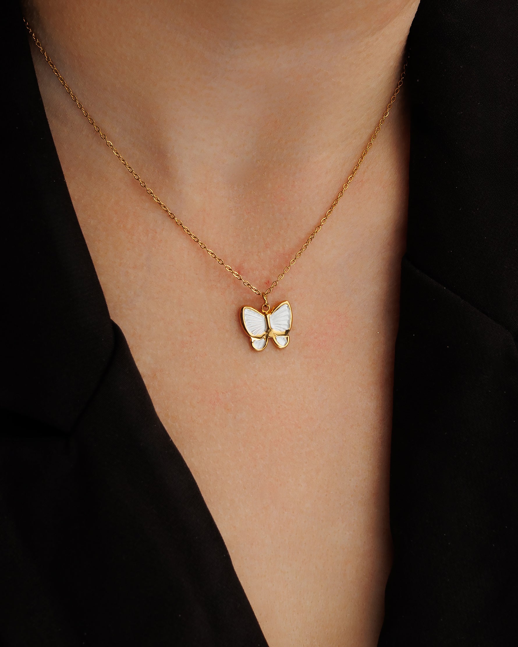 Collar delicado de mariposa
