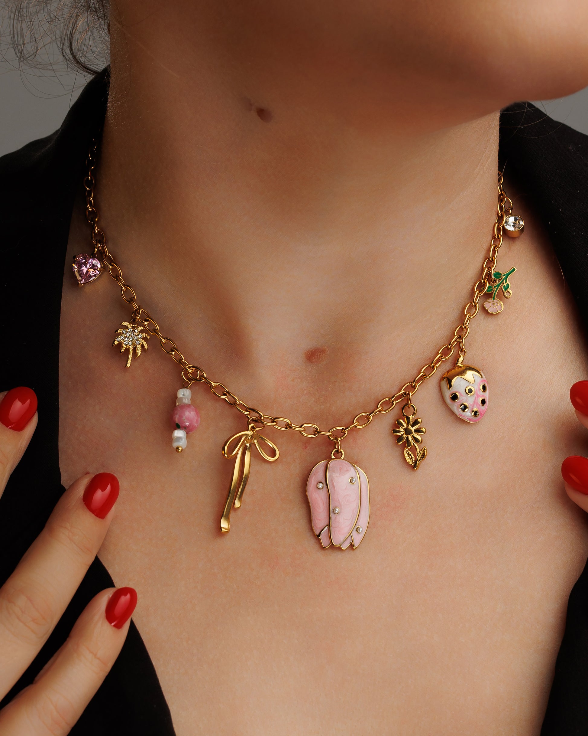 Collar de charms, corazón, palma, flores, piedras, lazo, strawberry y piedra zirconia