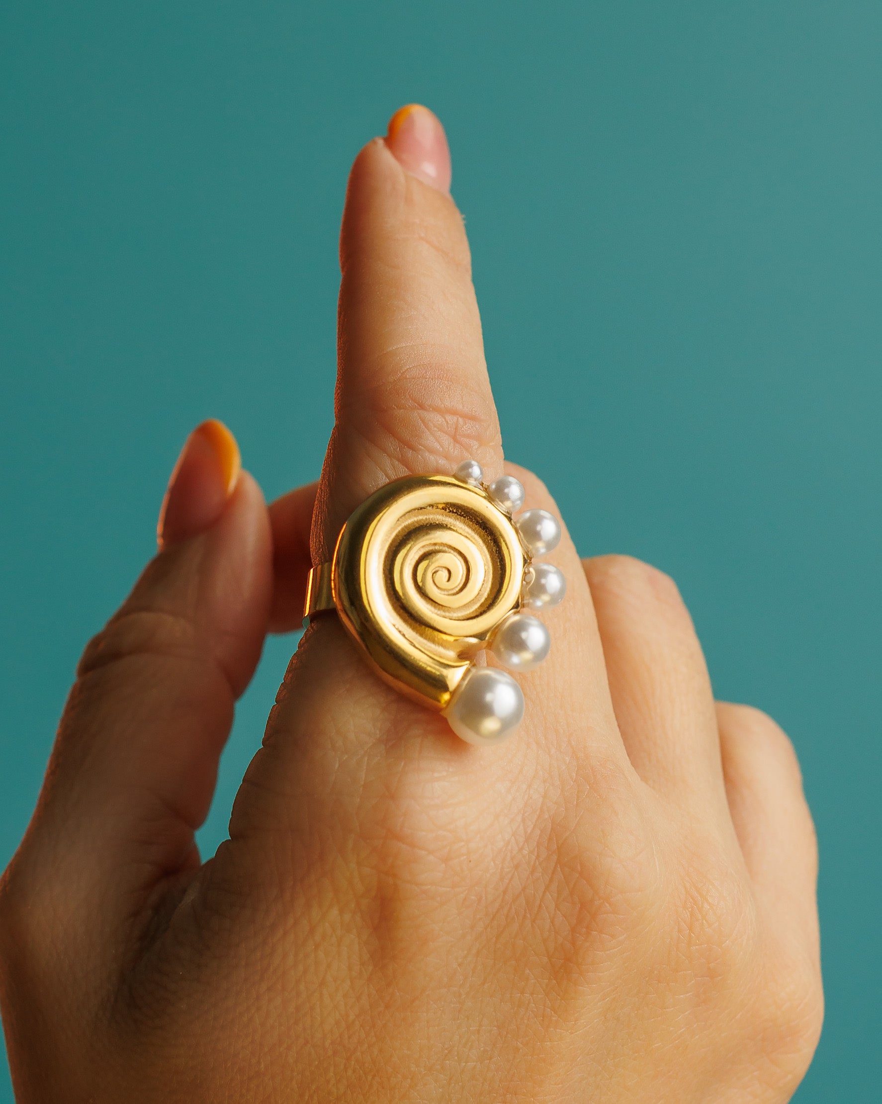 Anillo grande de espiral y perlas