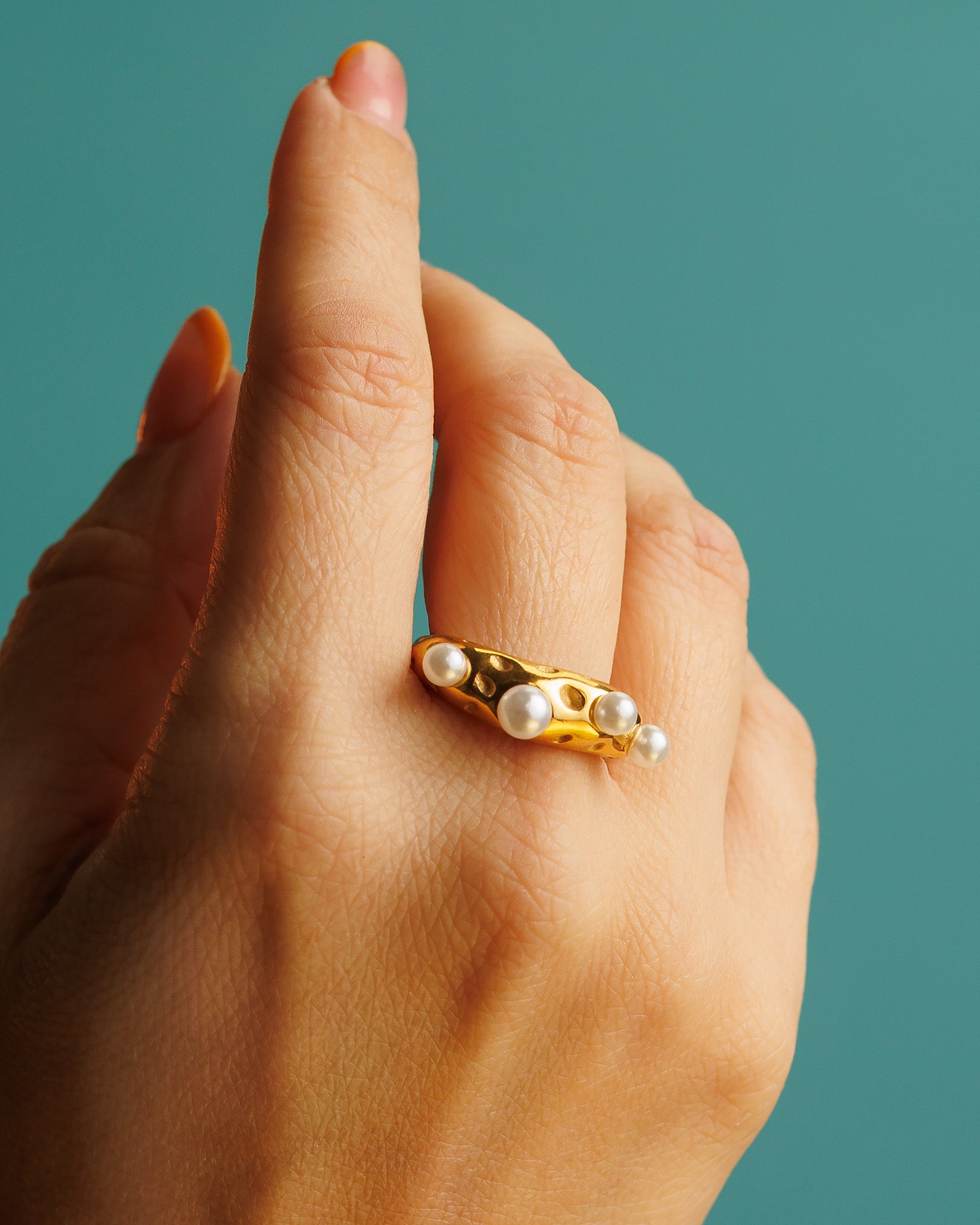 Anillo de perlas chunky fino