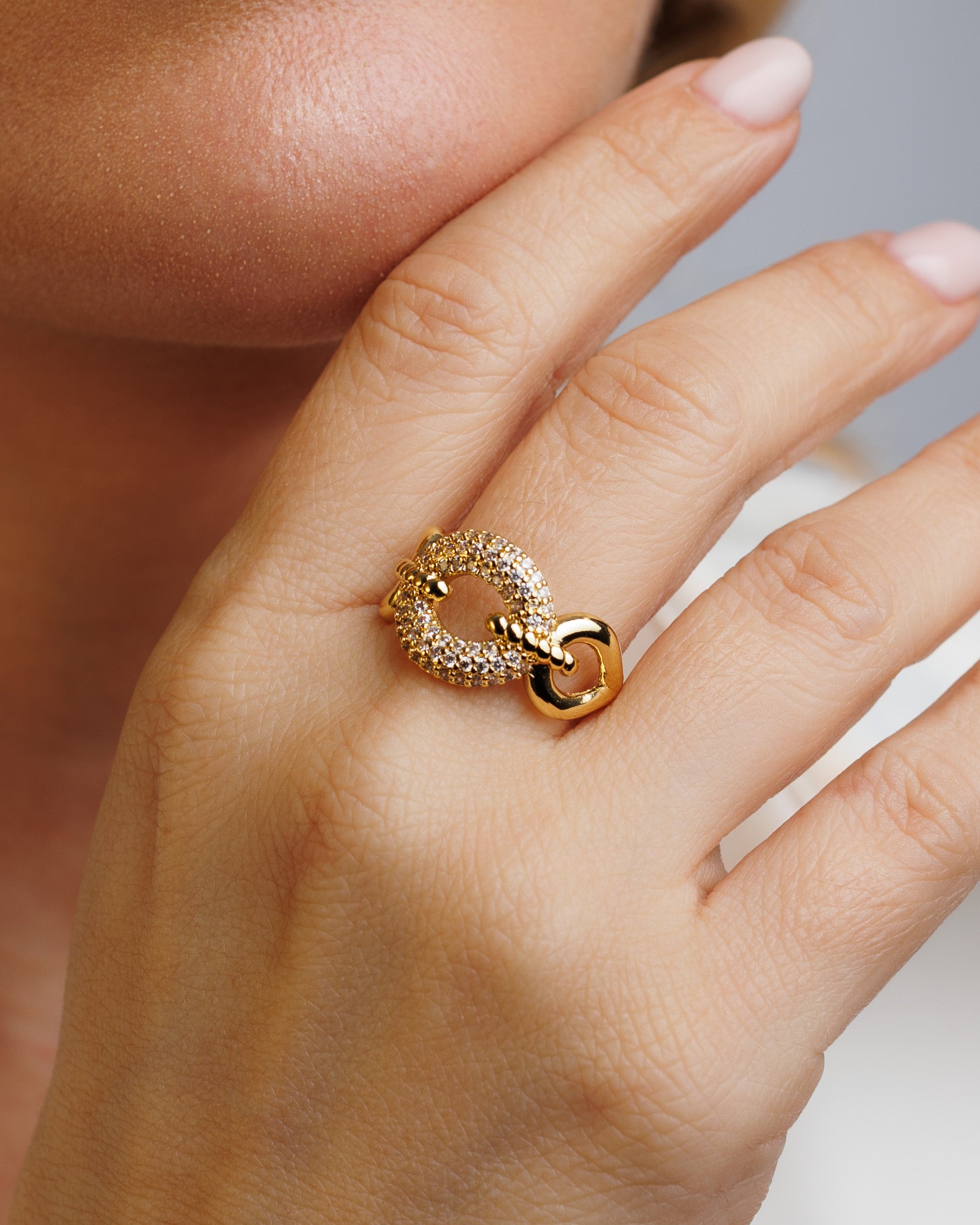 Anillo circular con piedras zirconias