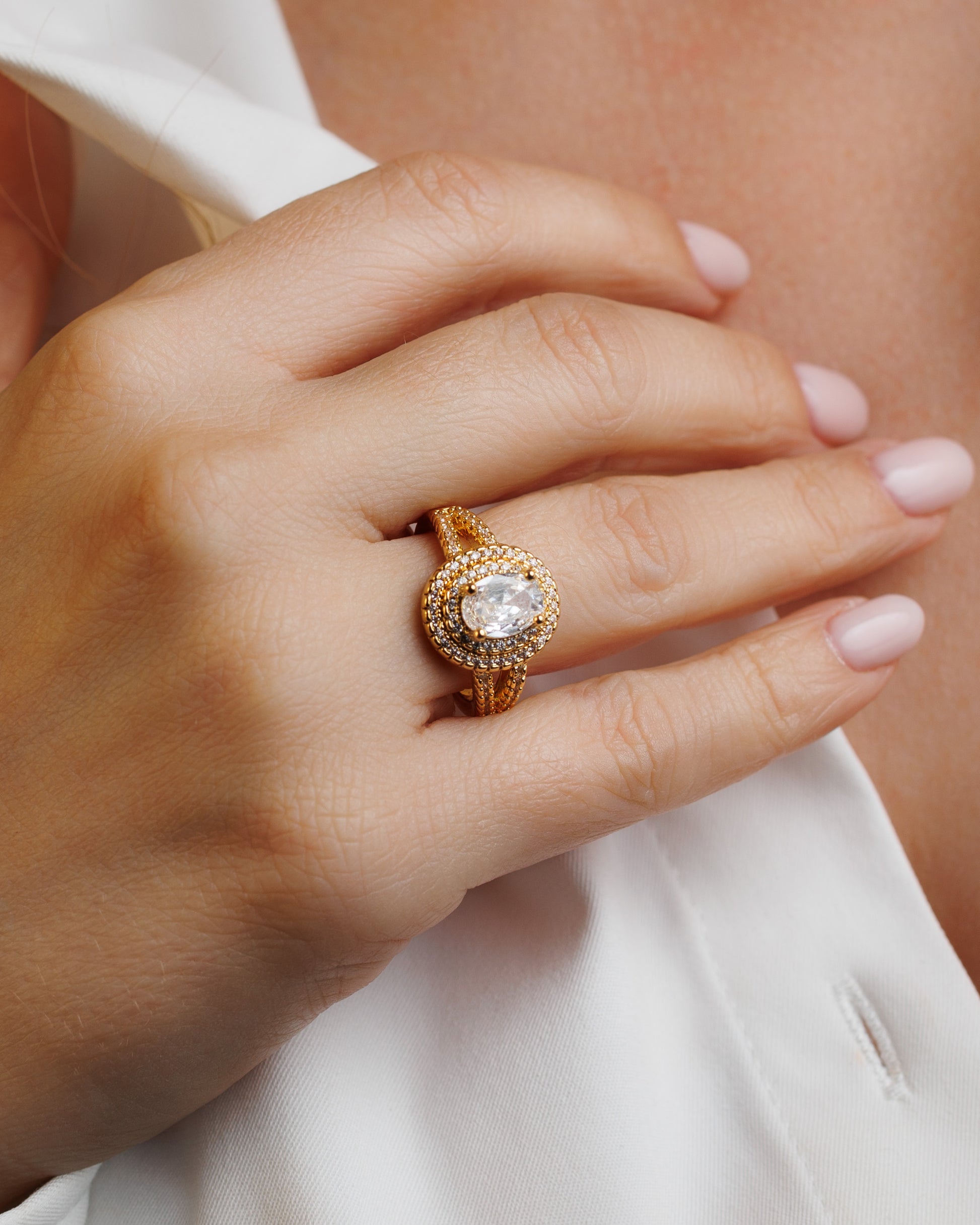 Anillo elegante con piedras zirconias