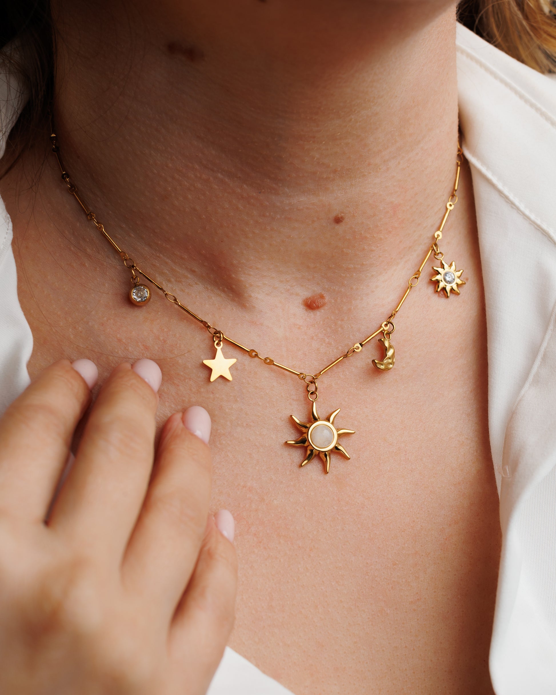 Choker y collar de charms con sol, luna y estrella