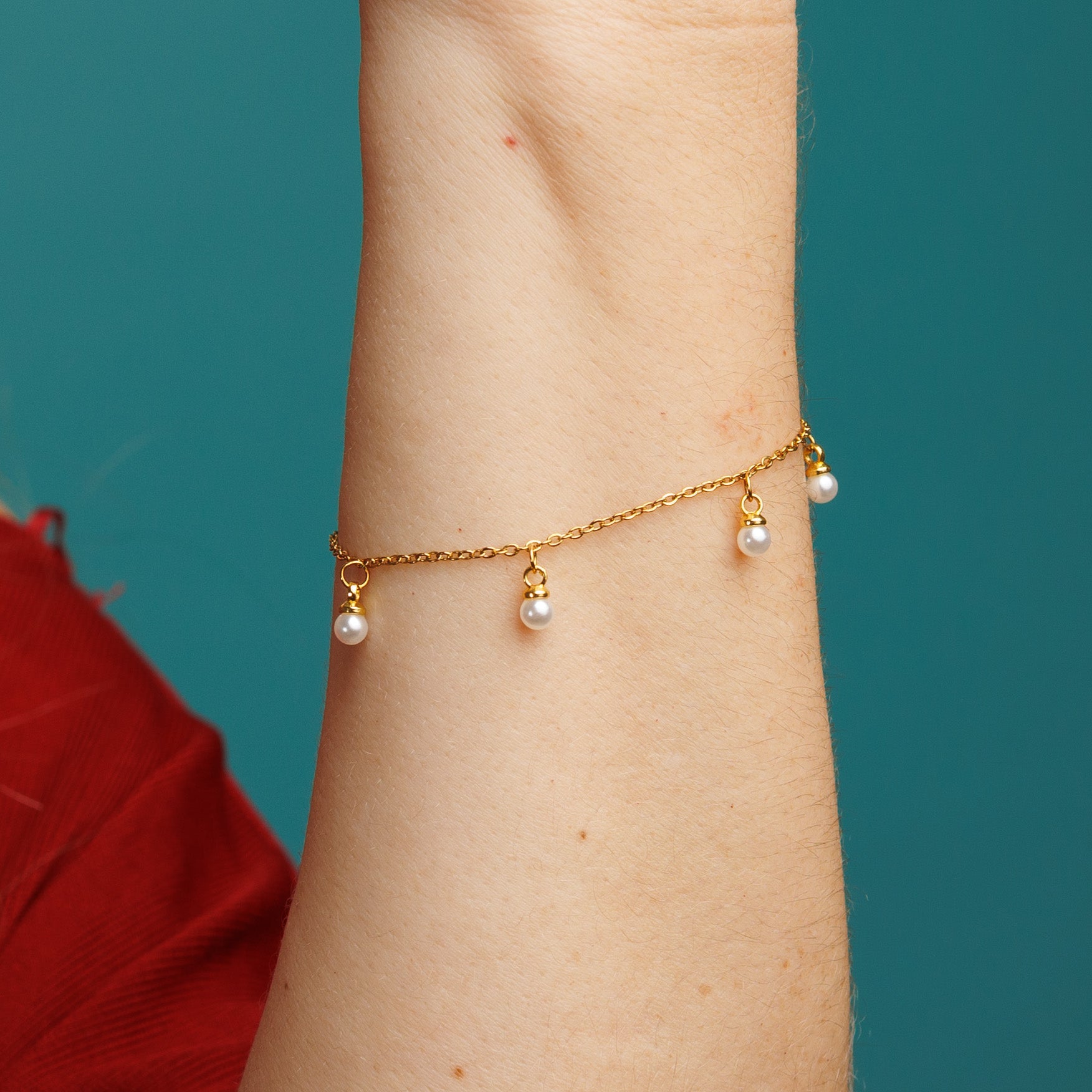 Pulsera delicada con perlas