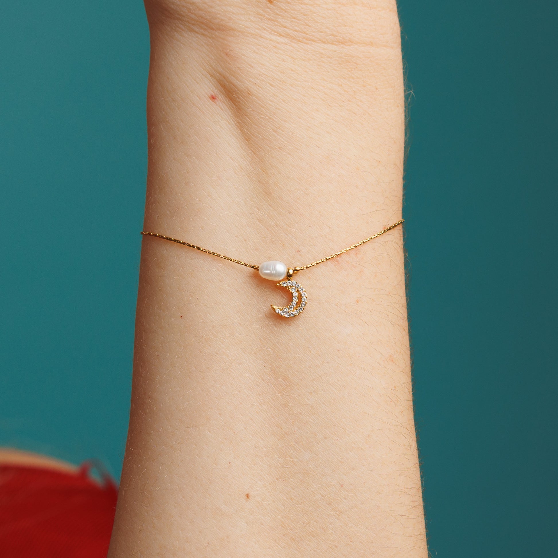 Pulsera delicada con luna con perla de agua dulce y piedras zirconia