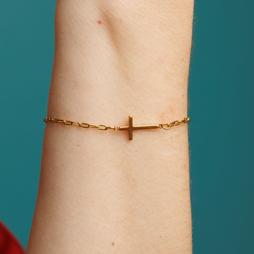 Pulsera cruz delicada con eslabones y  piedra zirconia