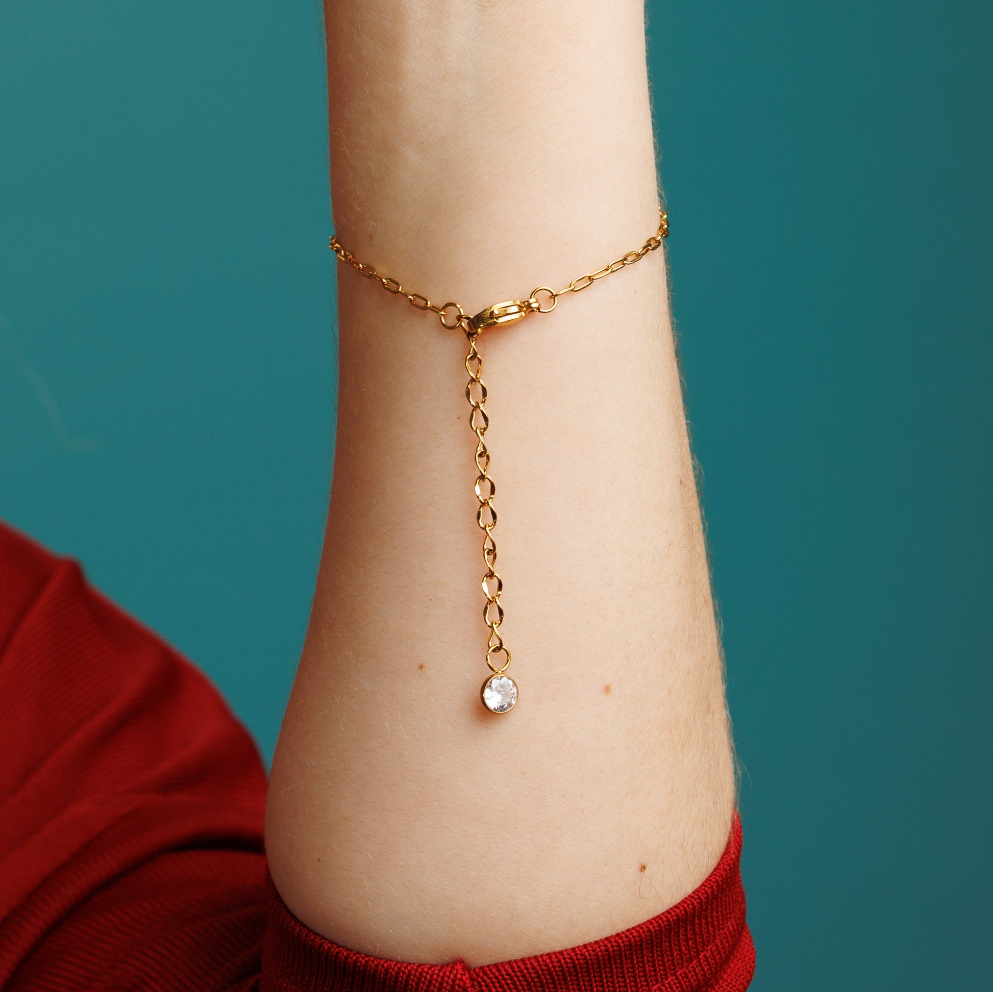 Pulsera cruz delicada con eslabones y  piedra zirconia