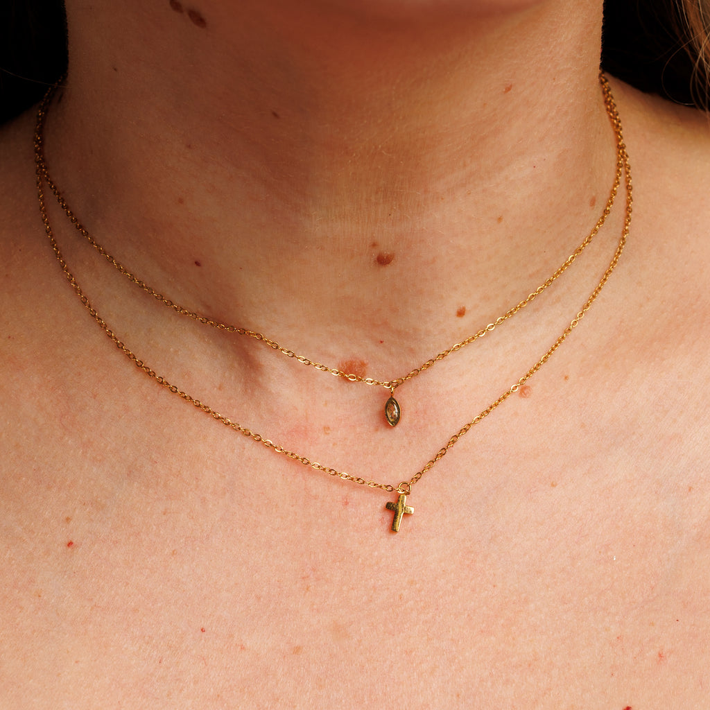Collar doble delicado con piedra zirconia y cruz