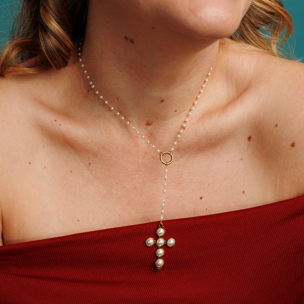 Collar cruz en forma de Y con perlas