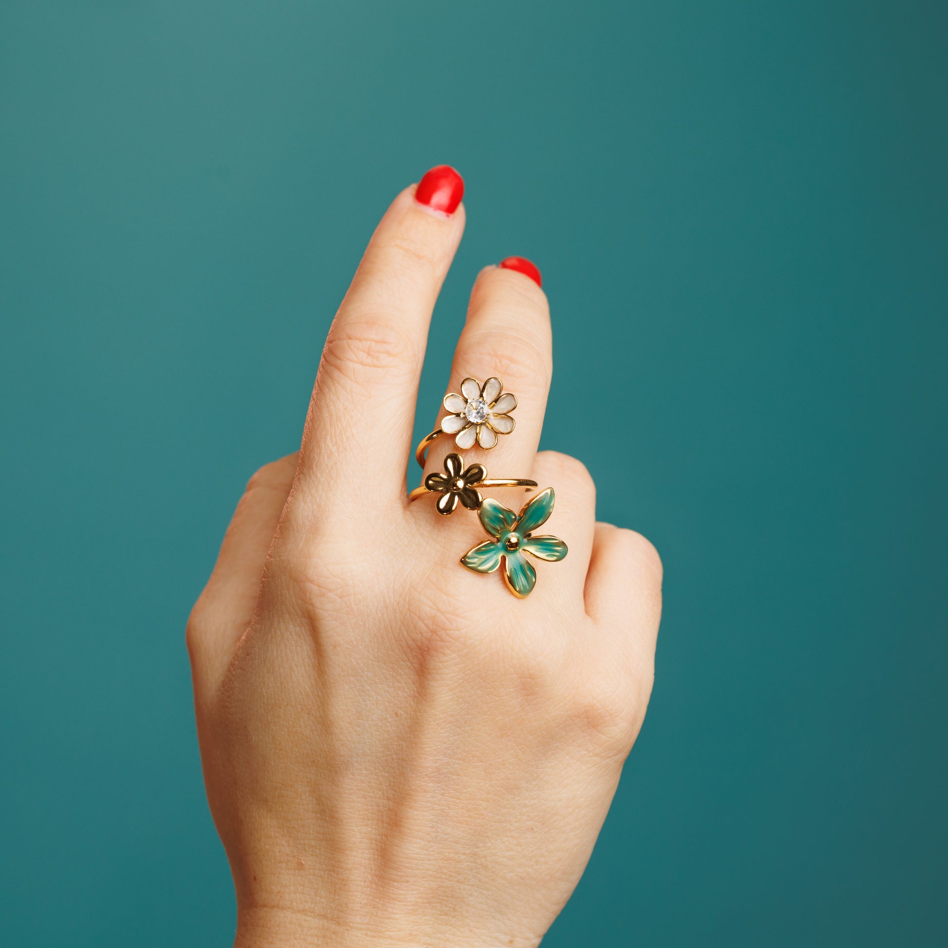 Anillo de flores verde y blanco