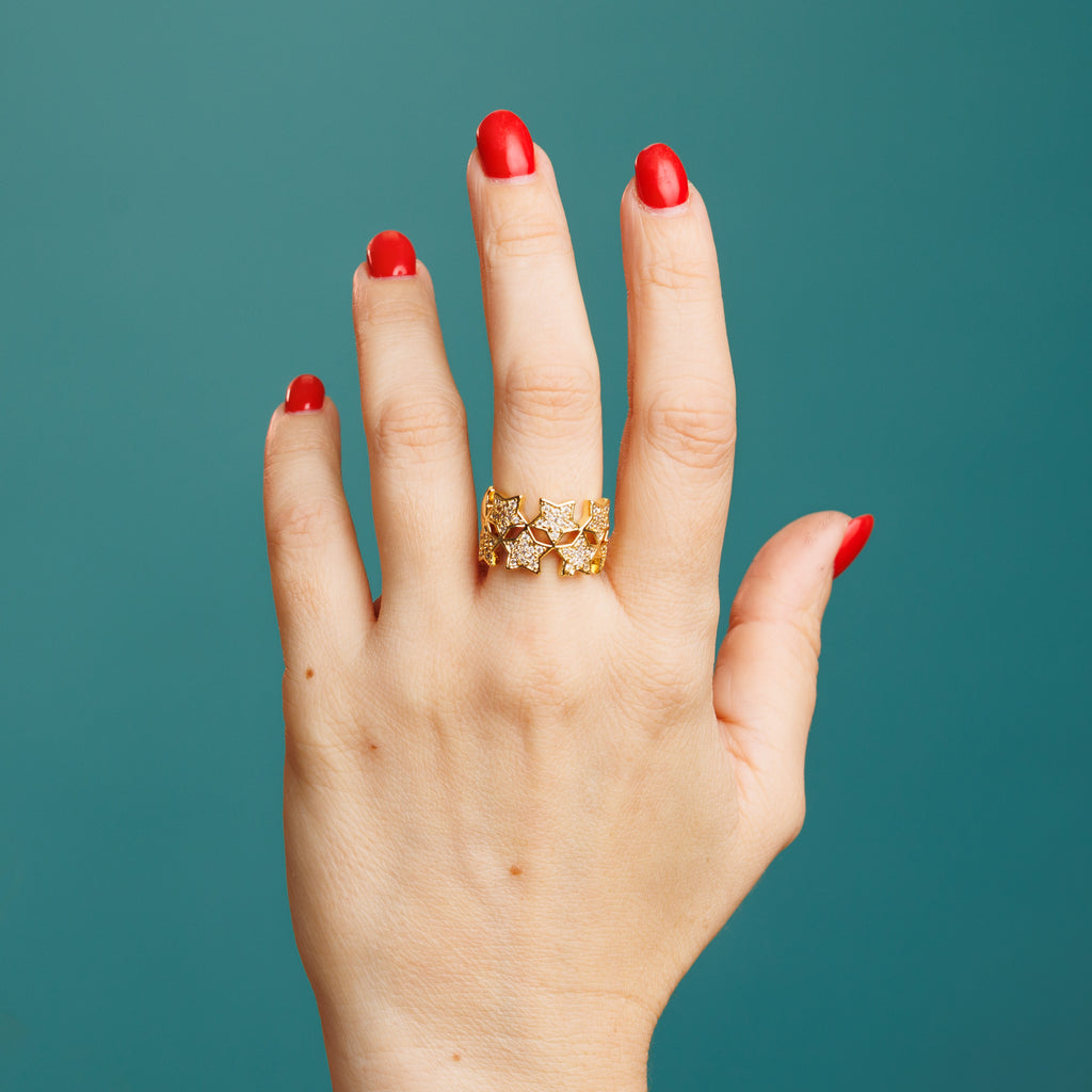 Anillo de estrella con piedras zirconias