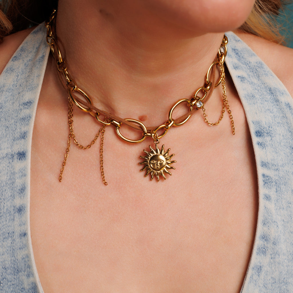 Collar choker de sol con un toque marrón