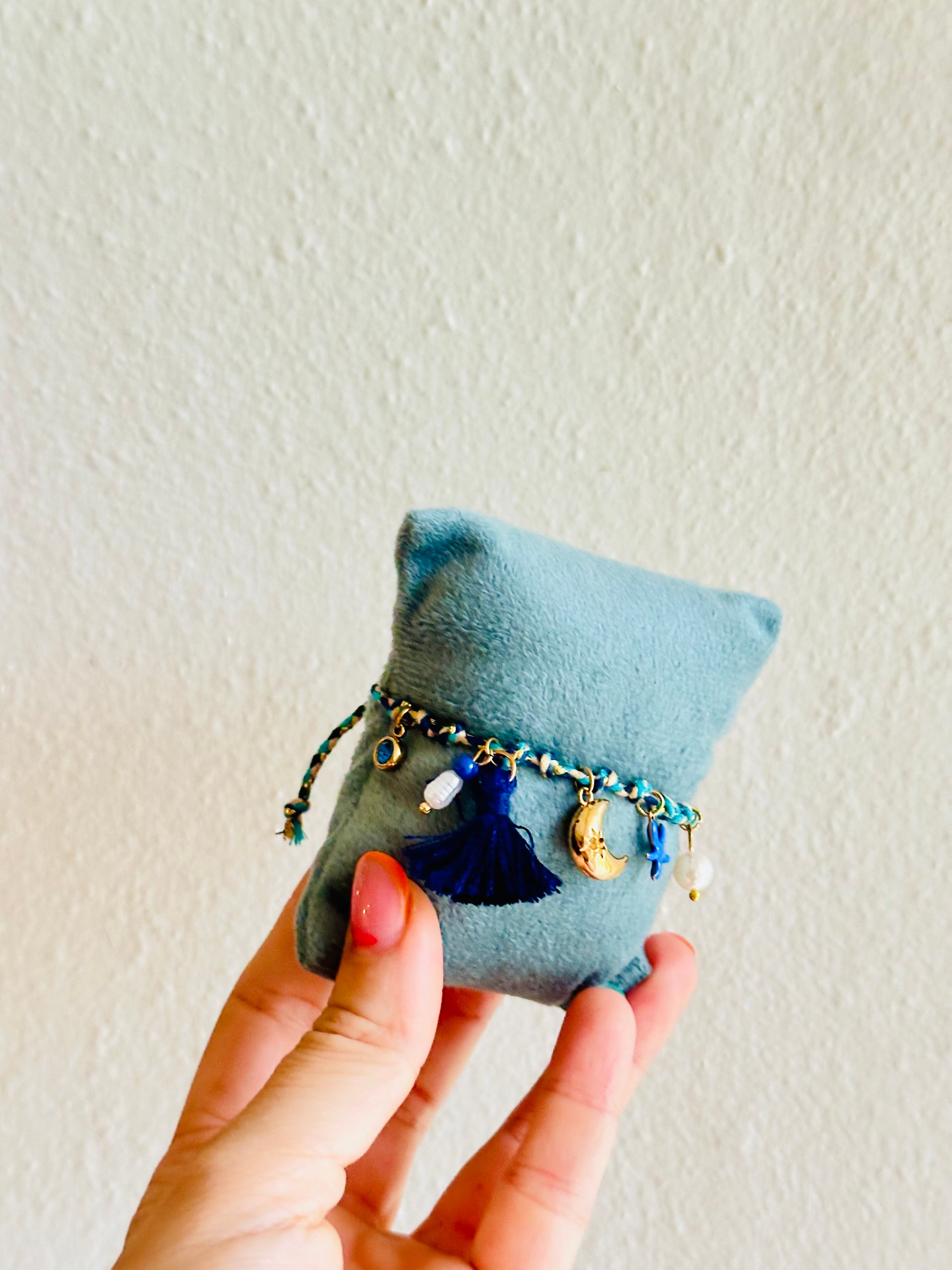 Pulsera azul de hilo de charms con luna, estrella y perla
